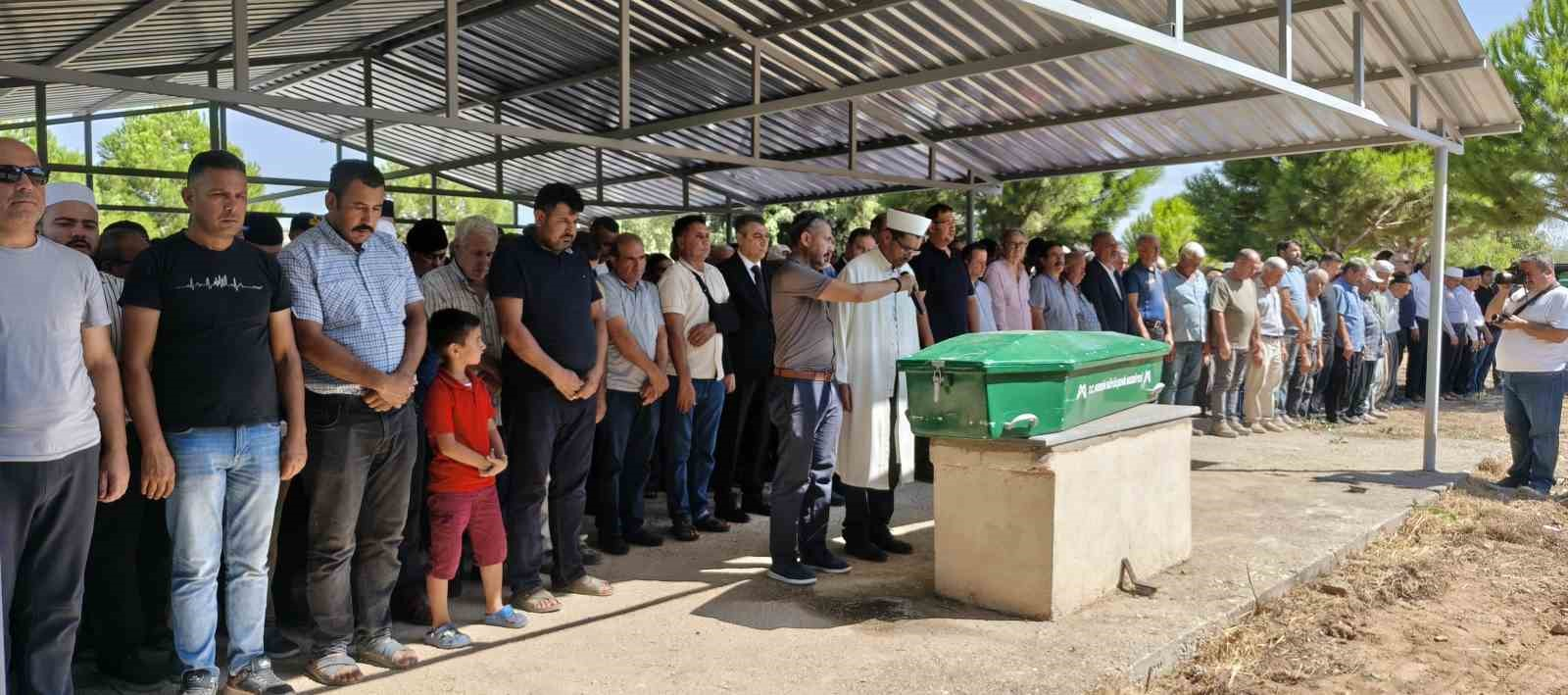 KUZEY KIBRIS TÜRK CUMHURİYETİ’NİN (KKTC) GİRNE KENTİ AÇIKLARINDA MEYDANA GELEN FERİBOT FACİASINDA HAYATINI KAYBEDEN HÜSEYİN ÖZDEMİR’İN CENAZESİ, MEMLEKETİ MERSİN'İN SİLİFKE İLÇESİNE BAĞLI NURU MAHALLESİ'NDE TOPAĞA VERİLDİ.
