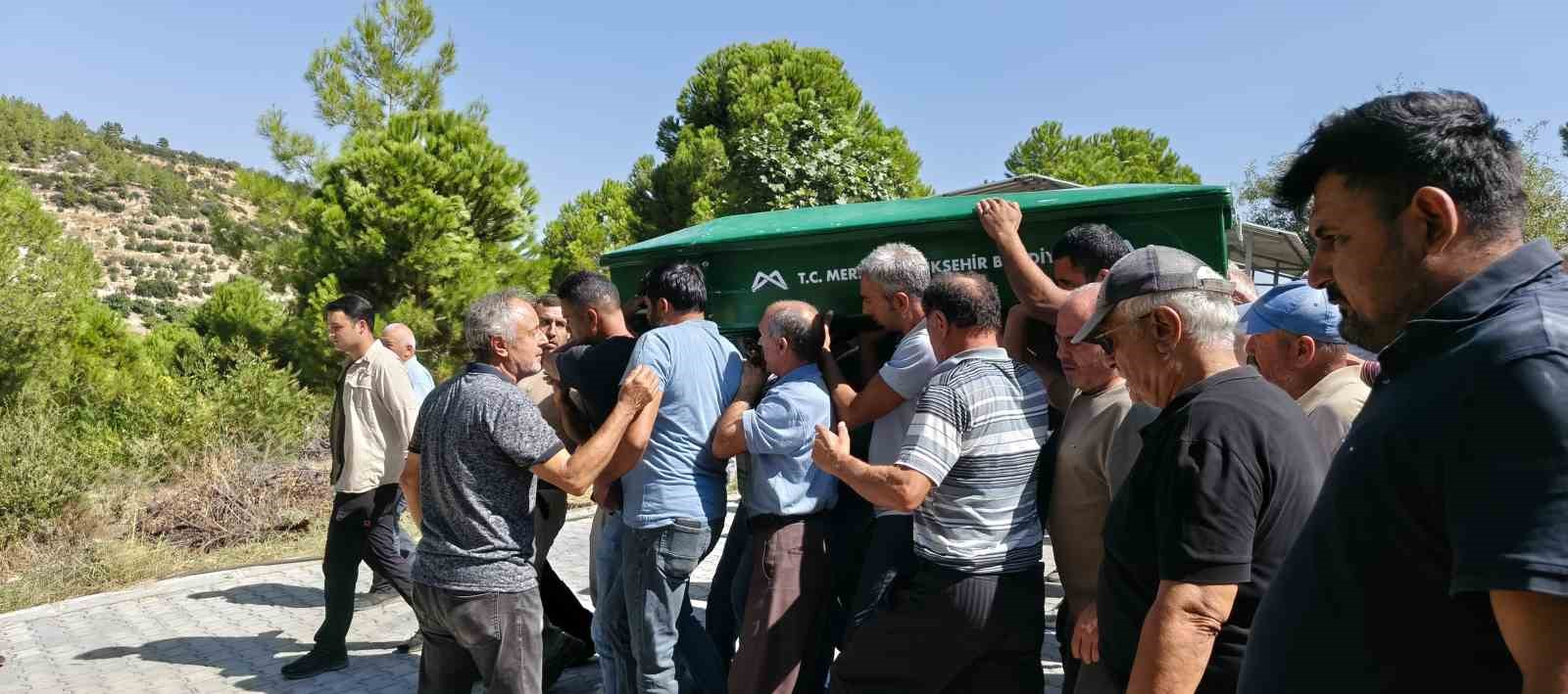 KUZEY KIBRIS TÜRK CUMHURİYETİ’NİN (KKTC) GİRNE KENTİ AÇIKLARINDA MEYDANA GELEN FERİBOT FACİASINDA HAYATINI KAYBEDEN HÜSEYİN ÖZDEMİR’İN CENAZESİ, MEMLEKETİ MERSİN'İN SİLİFKE İLÇESİNE BAĞLI NURU MAHALLESİ'NDE TOPAĞA VERİLDİ.