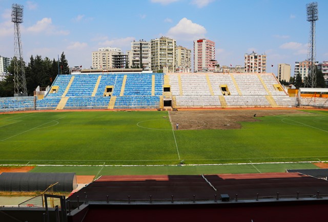 Tarihi 5 Ocak Stadı'nın çimleri sökülüyor