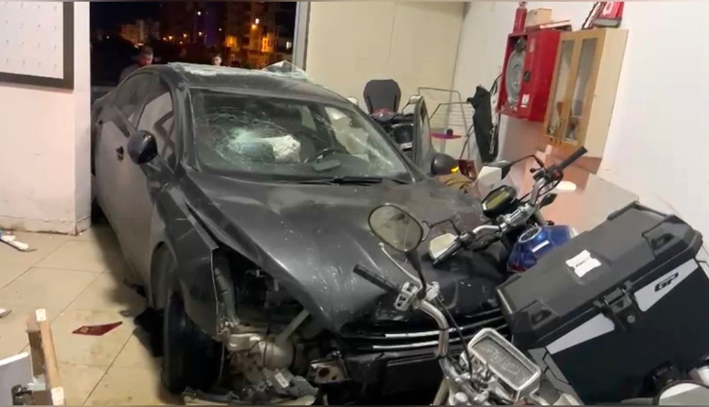 ERDEMLİ İLÇESİNDE SÜRÜCÜSÜNÜN VİRAJI ALAMADIĞI OTOMOBİL YOLDAN ÇIKIP İŞ YERİNE GİRDİ.