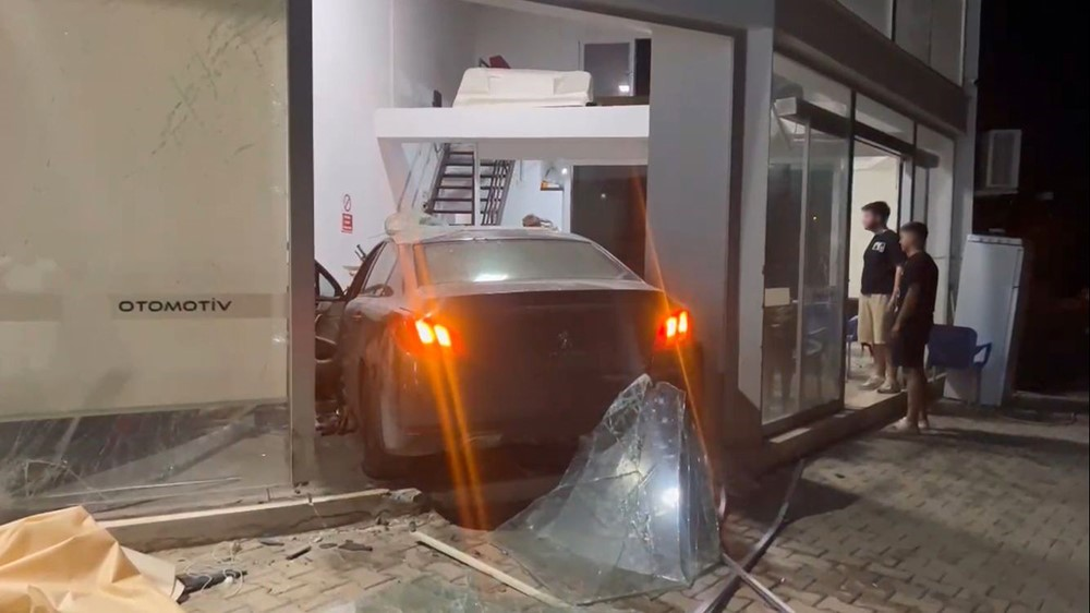 MERSİN'İN ERDEMLİ İLÇESİNDE OTOMOBİL VİRAJI ALAMAYARAK İŞ YERİNE GİRDİ .