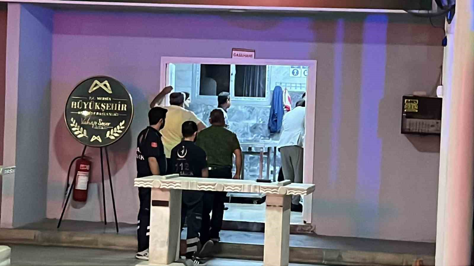 KUZEY KIBRIS TÜRK CUMHURİYETİ’NİN (KKTC) GİRNE AÇIKLARINDA MEYDANA GELEN FERİBOT FACİASINDA HAYATINI KAYBEDEN REYHAN VERİM’İN CENAZESİ, MERSİN’İN TOROSLAR İLÇESİNDEKİ AKBELEN MEZARLIĞI MORGUNA KONULDU.