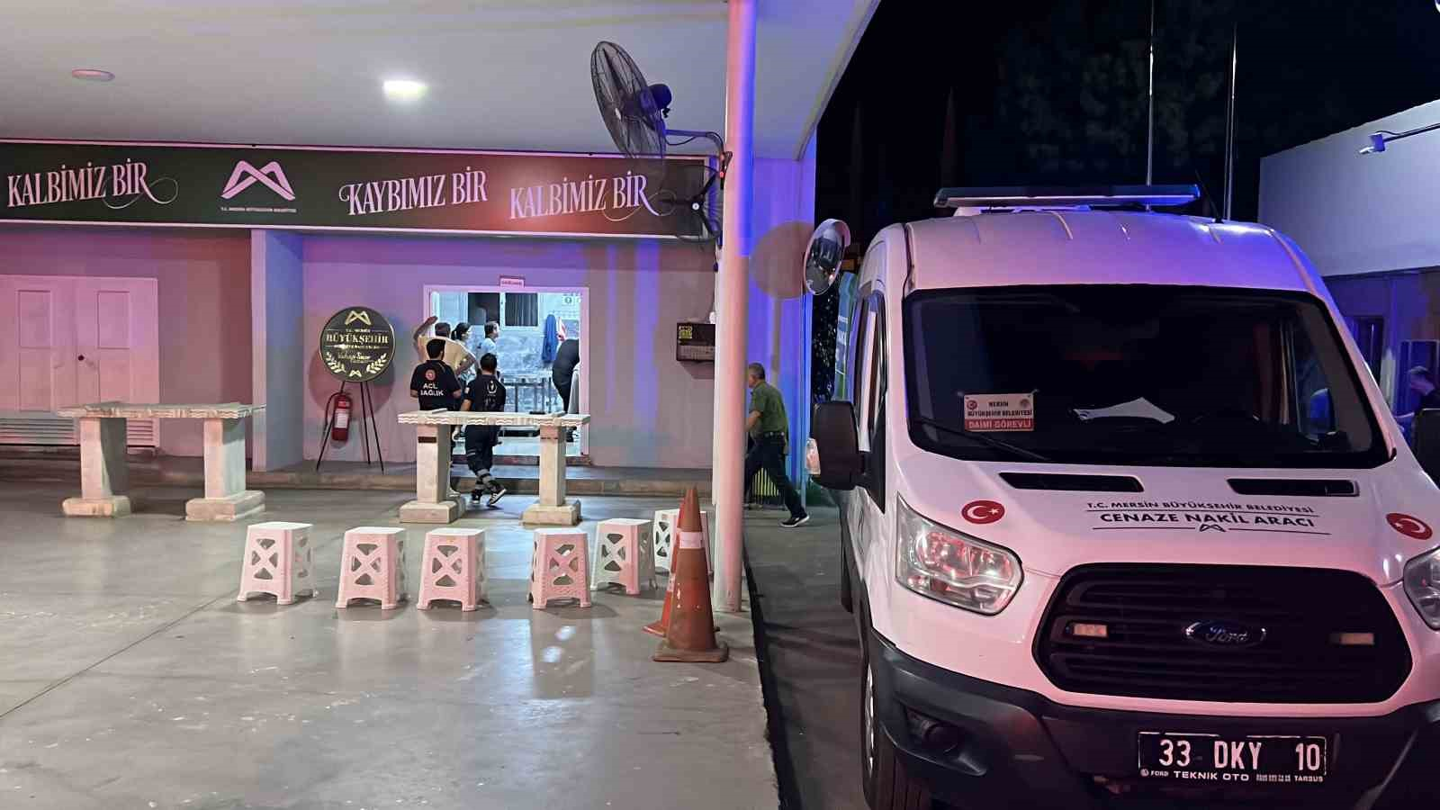 KUZEY KIBRIS TÜRK CUMHURİYETİ’NİN (KKTC) GİRNE AÇIKLARINDA MEYDANA GELEN FERİBOT FACİASINDA HAYATINI KAYBEDEN REYHAN VERİM’İN CENAZESİ, MERSİN’İN TOROSLAR İLÇESİNDEKİ AKBELEN MEZARLIĞI MORGUNA KONULDU.