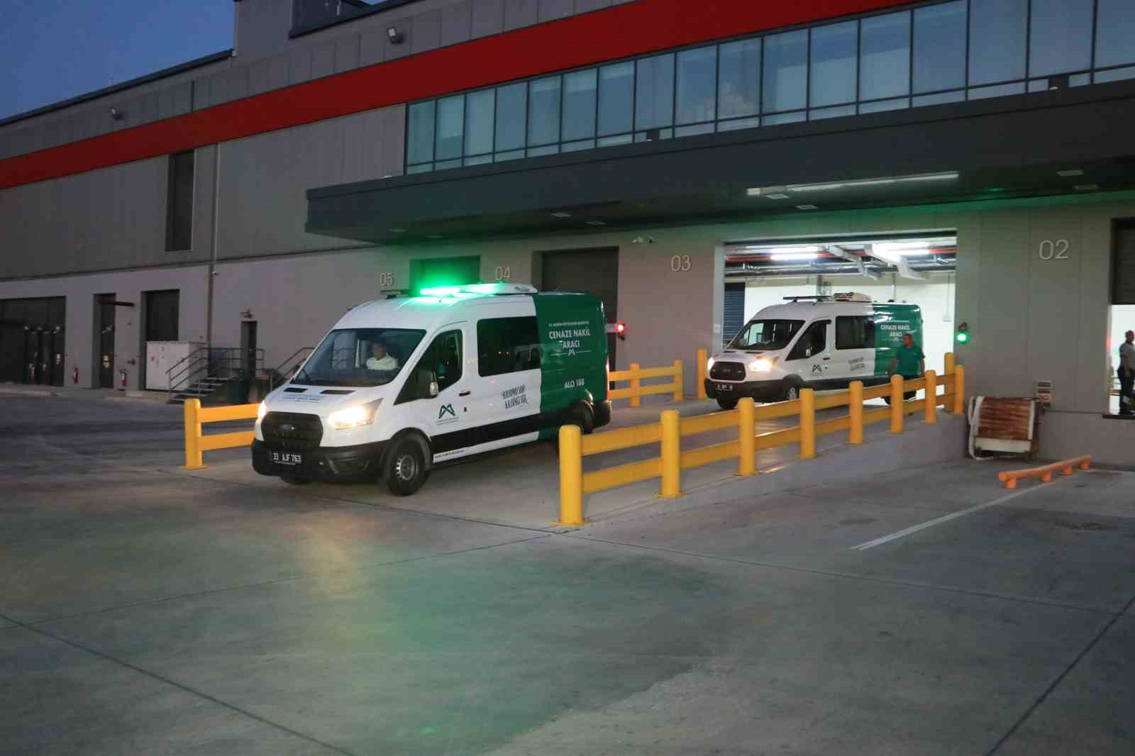 KUZEY KIBRIS TÜRK CUMHURİYETİ'NİN (KKTC) GİRNE AÇIKLARINDA MEYDANA GELEN FERİBOT FACİASINDA HAYATINI KAYBEDEN HÜSEYİN ÖZDEMİR VE REYHAN VERİM'İN CENAZELERİ, UÇAKLA ÇUKUROVA ULUSLARARASI HAVALİMANI'NA GETİRİLDİ.