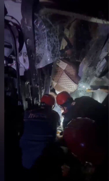 OSMANİYE'DE TAG OTOYOLU'NDA KONTROLDEN ÇIKAN ÇEKİCİNİN DEVRİLMESİ SONUCU MEYDANA GELEN KAZADA SÜRÜCÜ YARALANDI. ARAÇTA SIKIŞAN SÜRÜCÜ İTFAİYE EKİPLERİNİN ÇALIŞMASIYLA KURTARILDI.