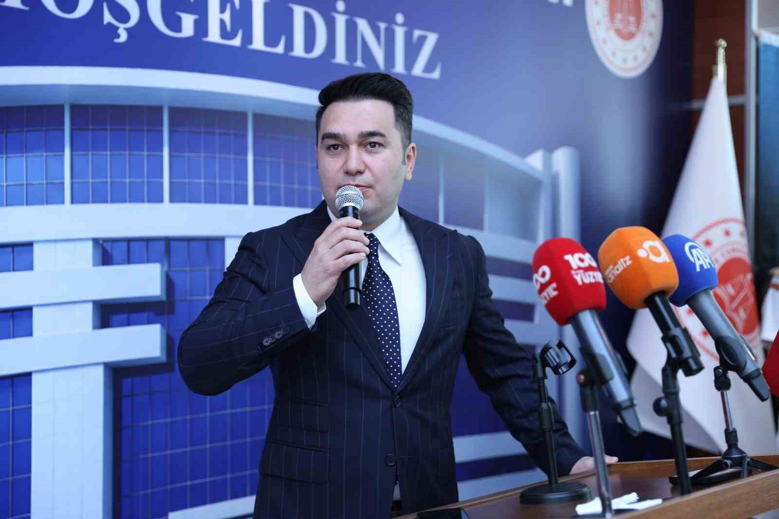 MERSİN CUMHURİYET BAŞSAVCISI YASİN EMRE, YENİ ADLİ YILIN HUZUR VE MUTLULUK İÇERİSİNDE GEÇMESİNİ TEMENNİ EDEREK, "ÜLKEMİZE, MEMLEKETİMİZE, MİLLETİMİZE, HEP BİRLİKTE ADALETİN TESİSİ İÇİN, HUKUKUN ÜSTÜNLÜĞÜ İÇİN BİRLİKTE ÇALIŞACAĞIZ" DEDİ.