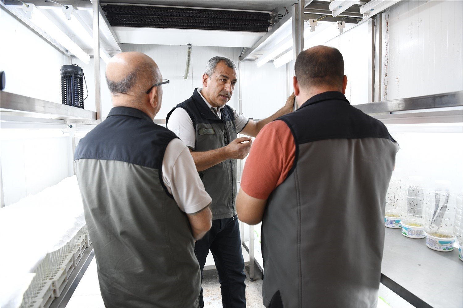 MERSİN ORMAN BÖLGE MÜDÜRÜ ZAFER KIZIL, DAVULTEPE BÖCEK ÜRETİM LABORATUVARINDA İNCELEMELERDE BULUNARAK, ORMAN ZARARLILARIYLA BİYOLOJİK MÜCADELE KAPSAMINDA YÜRÜTÜLEN ÇALIŞMALAR HAKKINDA BİLGİ ALDI.