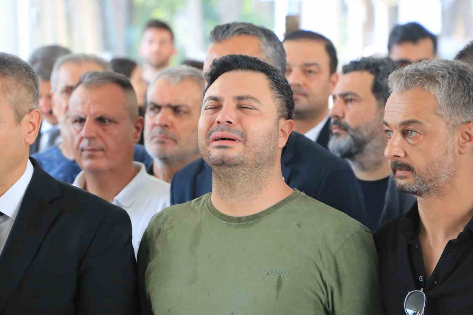 REYHAN VERİM'İN YEĞENİ MERT BAYKAL CENAZE NAMAZINDA GÖZYAŞINA BOĞULDU.