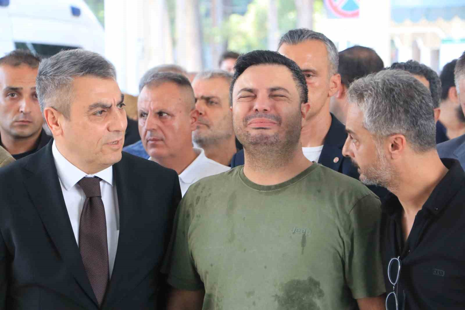 REYHAN VERİM'İN YEĞENİ MERT BAYKAL CENAZE NAMAZINDA GÖZYAŞINA BOĞULDU.