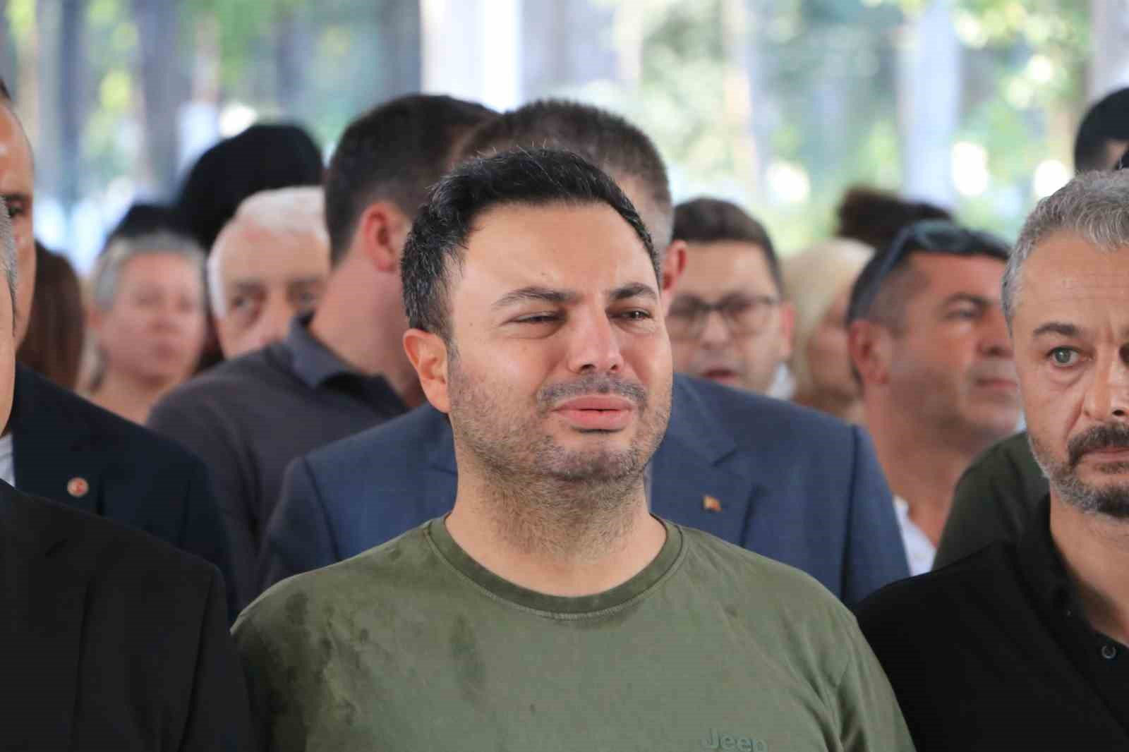 REYHAN VERİM'İN YEĞENİ MERT BAYKAL CENAZE NAMAZINDA GÖZYAŞINA BOĞULDU.