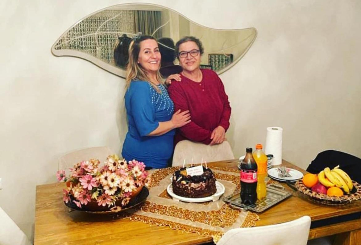 REYHAN VERİM (SOLDA) VE SEYRAN KAHVECİ (SAĞDA)