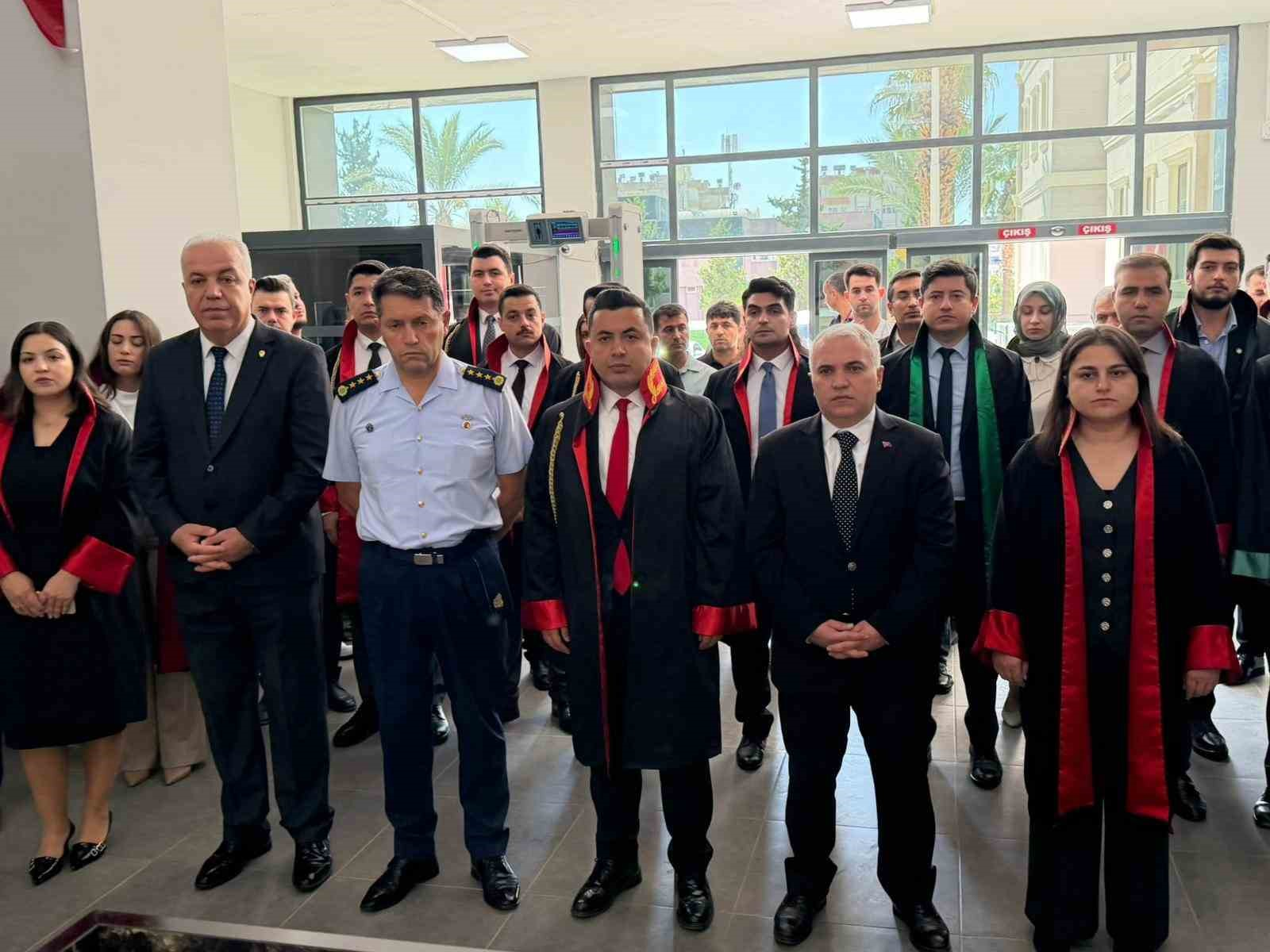 ANAMUR ADLİYESİ'NDE DÜZENLENEN TÖRENDE İLÇE KAYMAKAMI KEMAL DURU, ANAMUR CUMHURİYET BAŞSAVCISI TANJU ÇATLI GARNİZON KOMUTANI ALBAY SERHAN GÜNGÖR, ADALET KOMİSYONU BAŞKANI SÜREYYA TOPALOĞLU, HÂKİMLER, CUMHURİYET SAVCILARI, AVUKATLAR VE ADLİYE PERSONELLERİ YER ALDI.