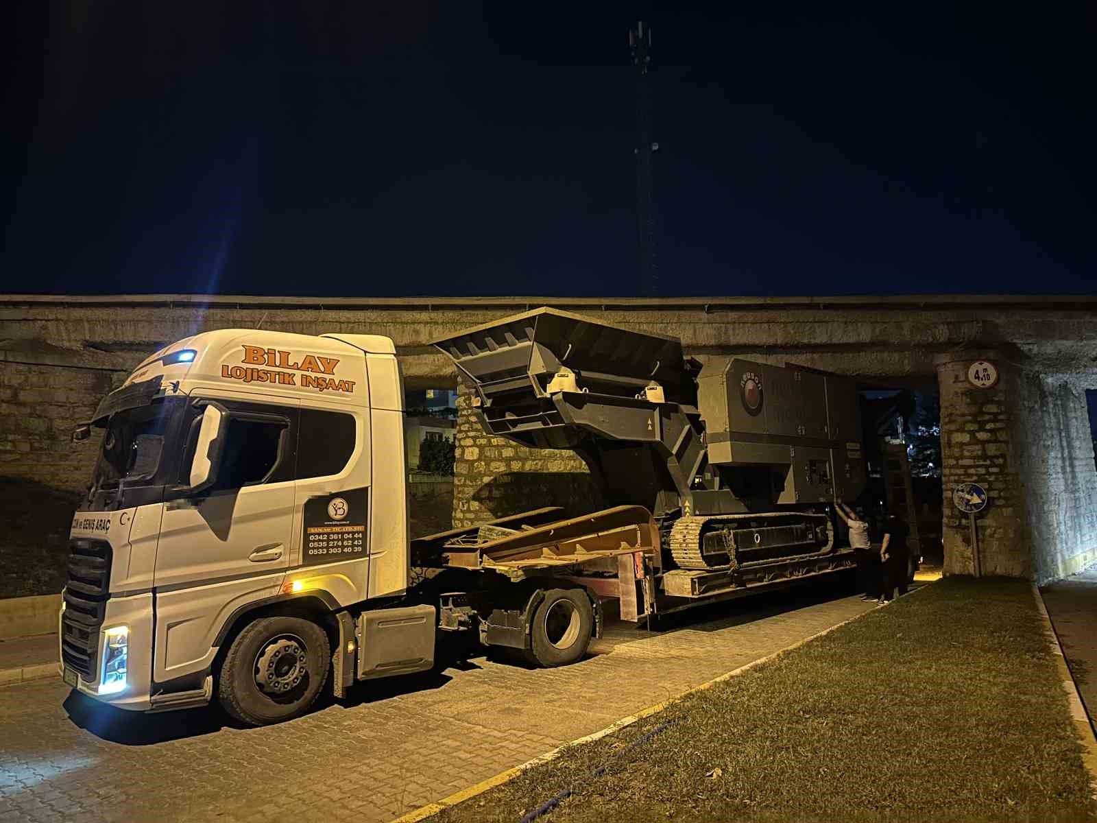 Osmaniye’de taş kırma makinesi yüklü tır köprüye sıkıştı