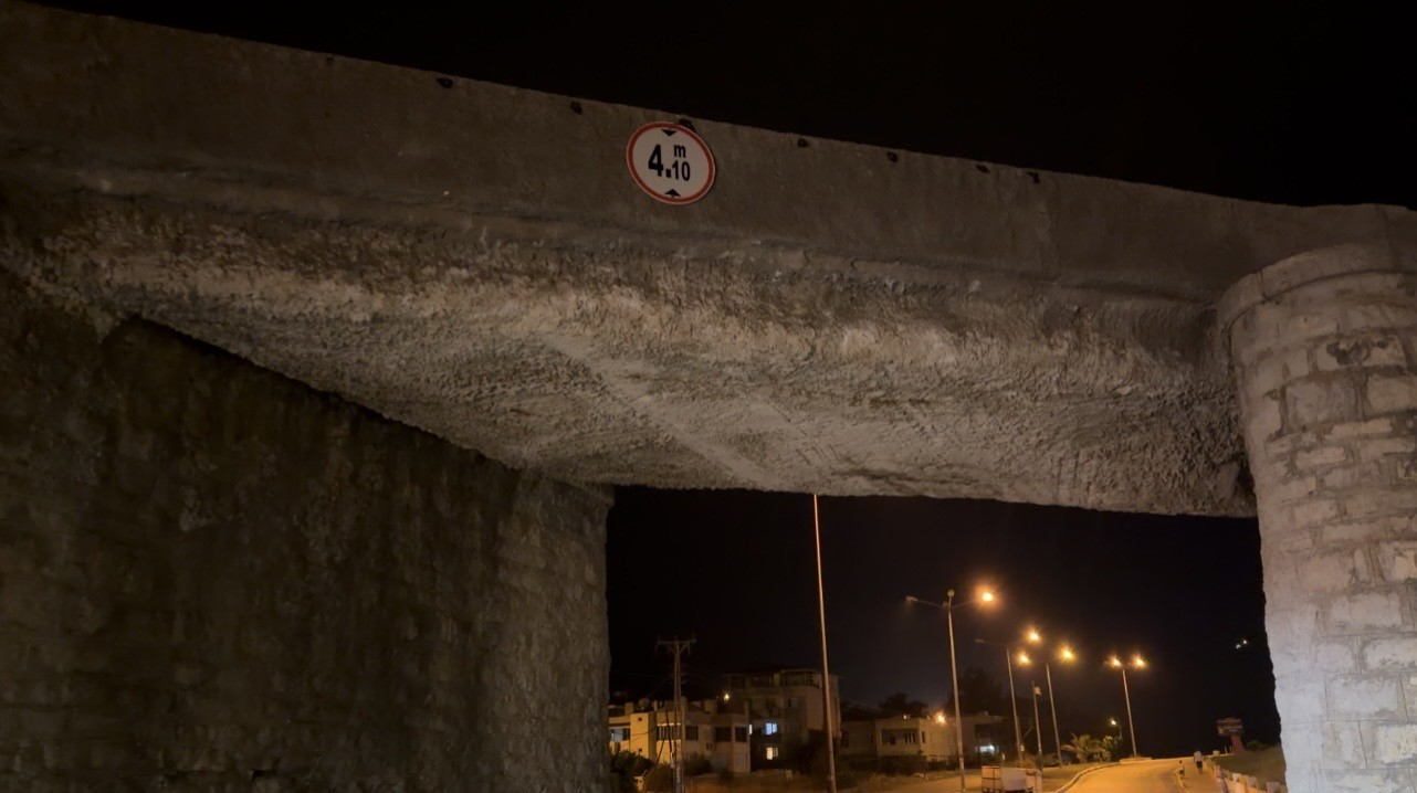 OSMANİYE’DE  TAŞ KIRMA MAKİNESİ YÜKLÜ TIR KÖPRÜYE SIKIŞTI