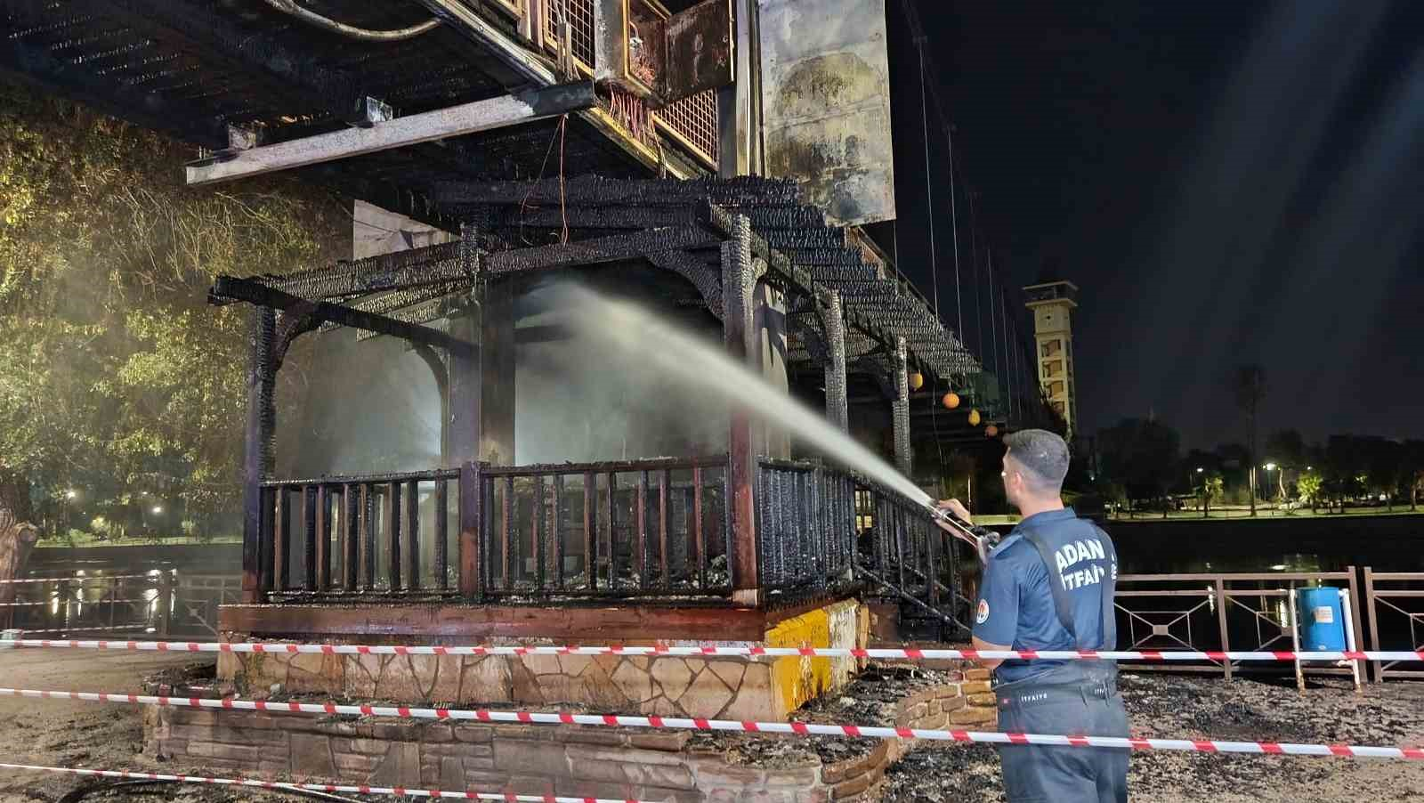 Adana’da asma yaya köprüsünde yangın: 20 metrelik bölüm yandı