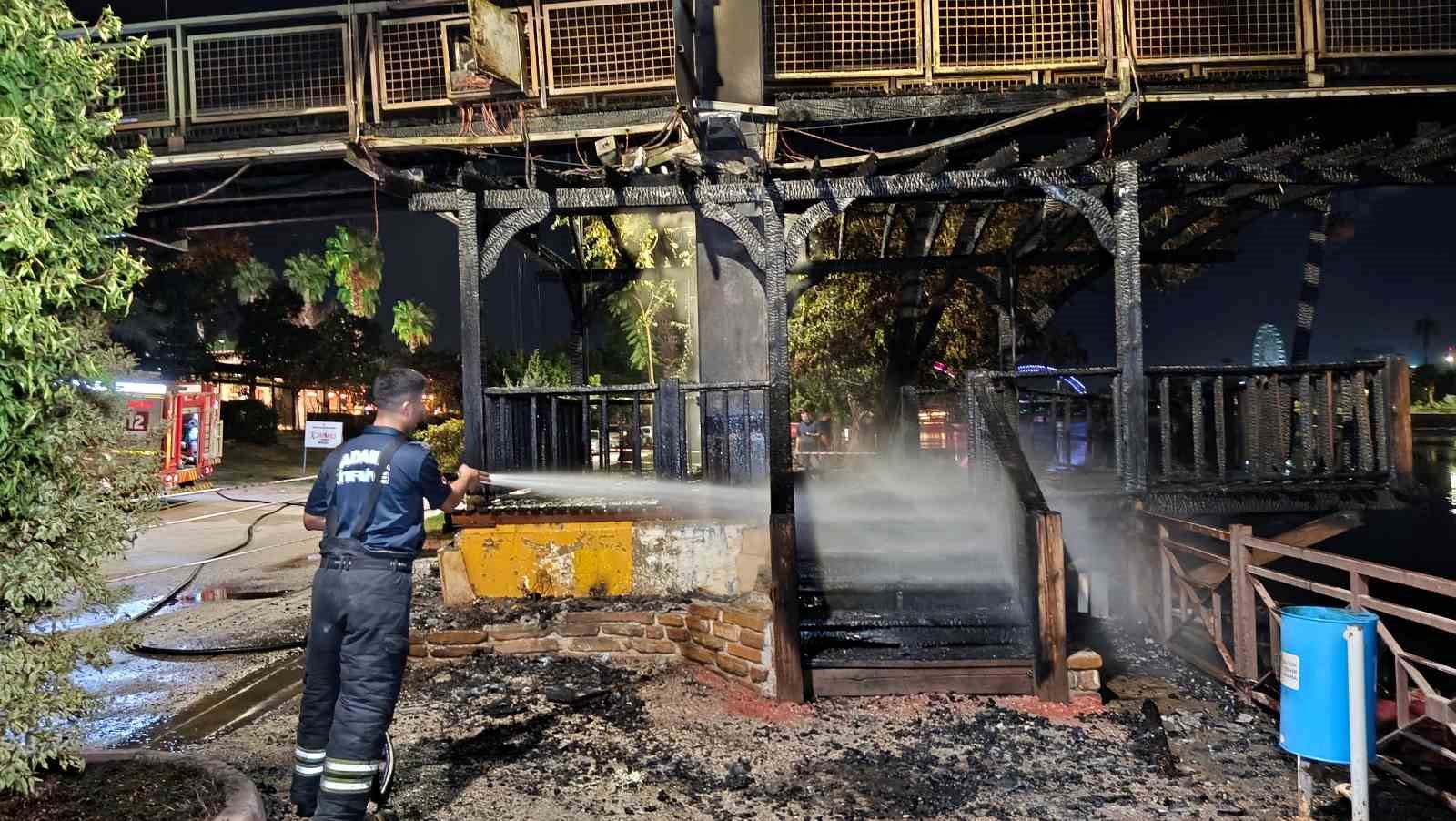ADANA'DA SEYHAN NEHRİ ÜZERİNDE BULUNAN ASMA YAYA KÖPRÜSÜNDE ÇIKAN YANGIN KORKUTTU. AHŞAP KAMERİYEDE BAŞLAYAN ALEVLER KISA SÜREDE KÖPRÜYE SIÇRARKEN, YAKLAŞIK 20 METRELİK BÖLÜM YANGINDA ZARAR GÖRDÜ.