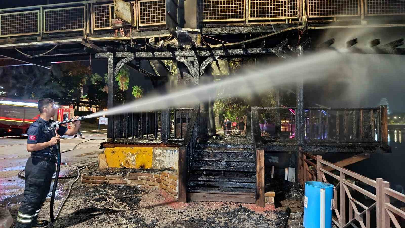 ADANA'DA SEYHAN NEHRİ ÜZERİNDE BULUNAN ASMA YAYA KÖPRÜSÜNDE ÇIKAN YANGIN KORKUTTU. AHŞAP KAMERİYEDE BAŞLAYAN ALEVLER KISA SÜREDE KÖPRÜYE SIÇRARKEN, YAKLAŞIK 20 METRELİK BÖLÜM YANGINDA ZARAR GÖRDÜ.
