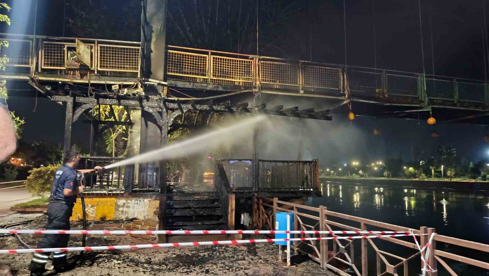 ADANA'DA SEYHAN NEHRİ ÜZERİNDE BULUNAN ASMA YAYA KÖPRÜSÜNDE ÇIKAN YANGIN KORKUTTU. AHŞAP KAMERİYEDE BAŞLAYAN ALEVLER KISA SÜREDE KÖPRÜYE SIÇRARKEN, YAKLAŞIK 20 METRELİK BÖLÜM YANGINDA ZARAR GÖRDÜ.