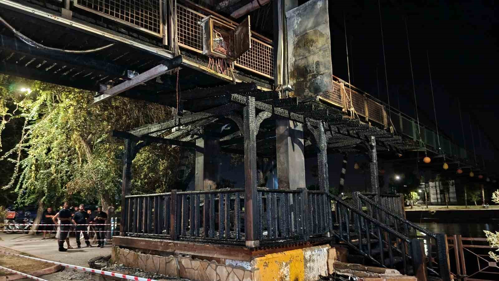 ADANA'DA SEYHAN NEHRİ ÜZERİNDE BULUNAN ASMA YAYA KÖPRÜSÜNDE ÇIKAN YANGIN KORKUTTU. AHŞAP KAMERİYEDE BAŞLAYAN ALEVLER KISA SÜREDE KÖPRÜYE SIÇRARKEN, YAKLAŞIK 20 METRELİK BÖLÜM YANGINDA ZARAR GÖRDÜ.