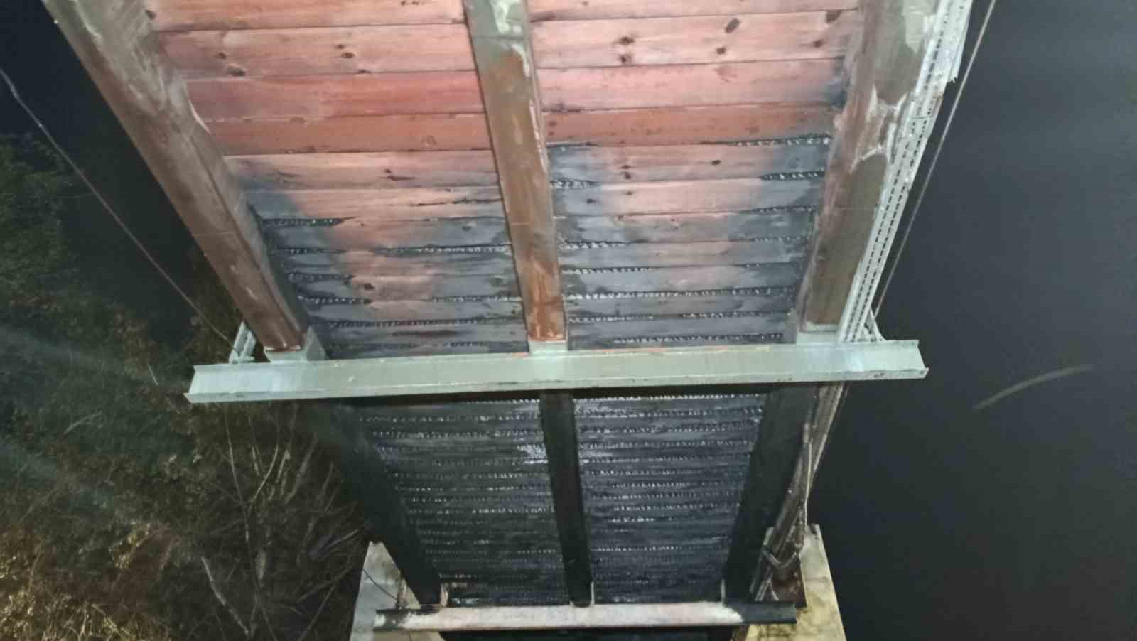 ADANA'DA SEYHAN NEHRİ ÜZERİNDE BULUNAN ASMA YAYA KÖPRÜSÜNDE ÇIKAN YANGIN KORKUTTU. AHŞAP KAMERİYEDE BAŞLAYAN ALEVLER KISA SÜREDE KÖPRÜYE SIÇRARKEN, YAKLAŞIK 20 METRELİK BÖLÜM YANGINDA ZARAR GÖRDÜ.