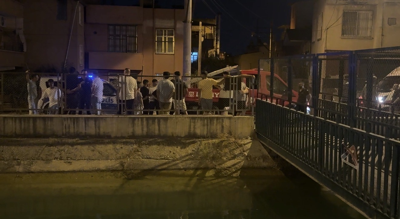 TARSUS’TA KANALA DÜŞEN KARDEŞLERDEN BİRİ YOĞUN BAKIMDA BİRİ DE KAYIP