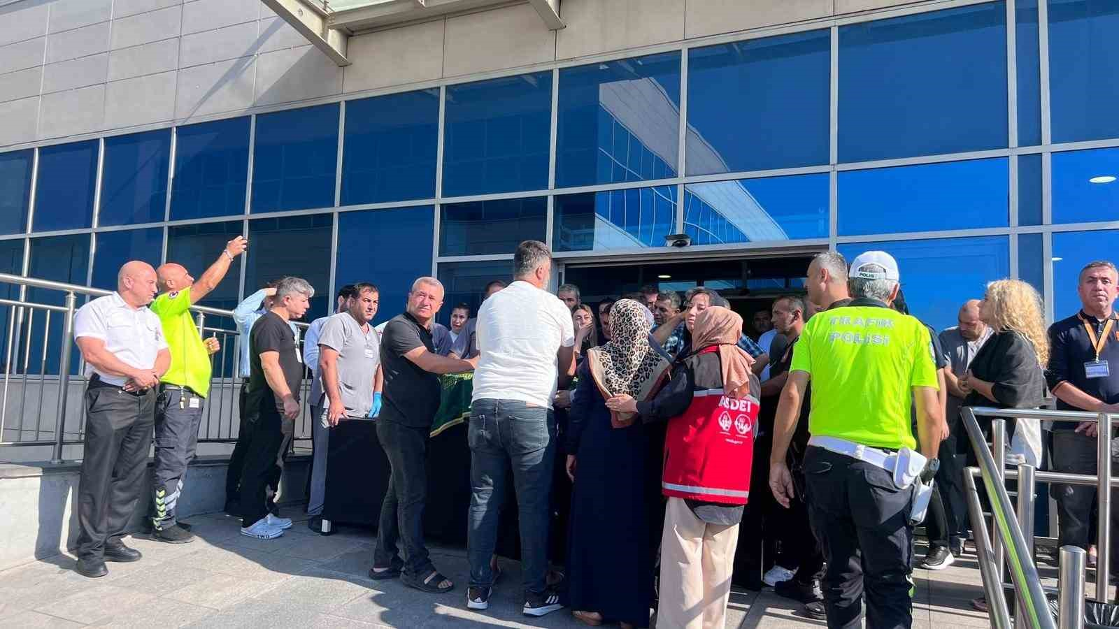 KUZEY KIBRIS TÜRK CUMHURİYETİ’NİN (KKTC) GİRNE KENTİ AÇIKLARINDA MEYDANA GELEN FERİBOT FACİASINDA HAYATINI KAYBEDEN MERSİN ŞEHİR HASTANESİ TAŞERON FİRMA ÇALIŞANI GÜLCAN GÜREL İÇİN HASTANE BAHÇESİNDE TÖREN DÜZENLENDİ.
