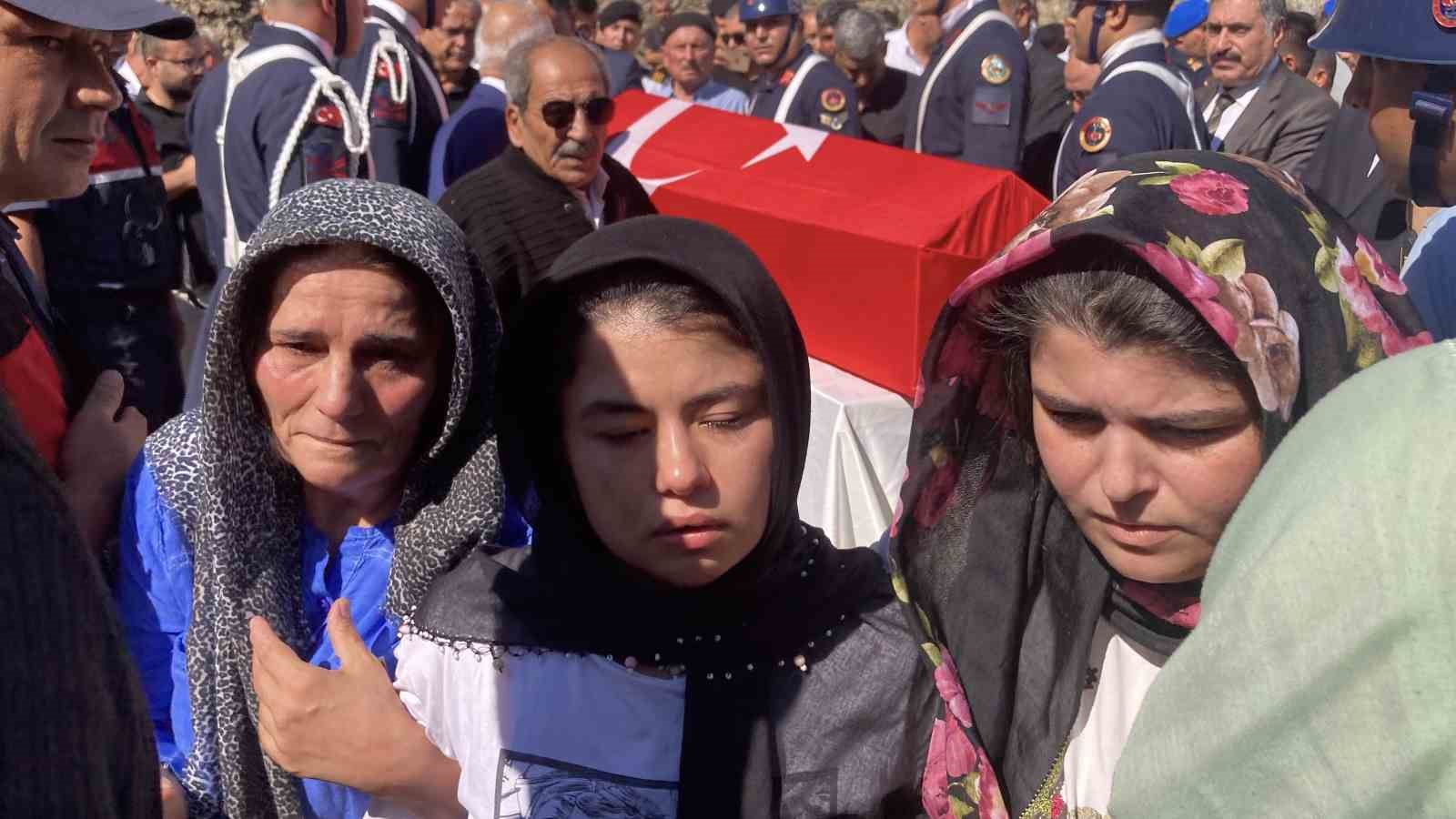 ATEŞ'İN EŞİ (ORTADA) VE YAKINLARI GÖZ YAŞLARINA BOĞULDU.