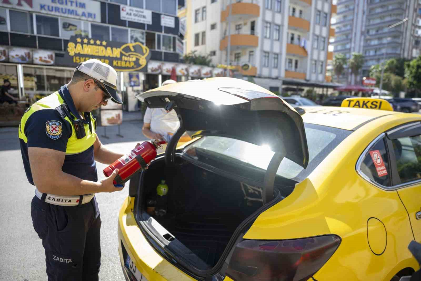 MERSİN’DE TİCARİ TAKSİLERE YÖNELİK DENETİMLERDE 2026 YILI AĞUSTOS AYI İTİBARIYLA 810 ARAÇ KONTROL EDİLİRKEN, EKSİK VE KUSURU TESPİT EDİLEN 280 TAKSİYE CEZAİ İŞLEM UYGULANDI.