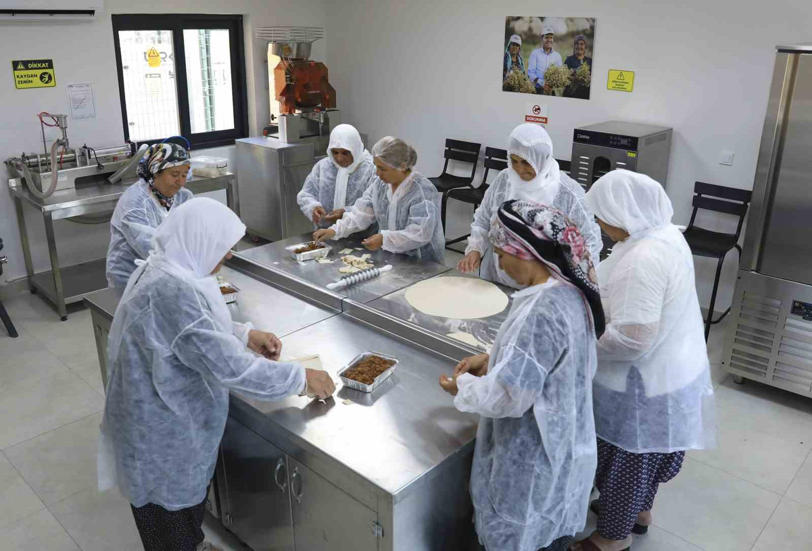 MERSİN’DE ESKİ KÖY OKULUNDAN ÜRETİM ATÖLYESİNE DÖNÜŞTÜRÜLEN MERKEZDE KADINLAR, YÖRESEL TARIM ÜRÜNLERİNİ İŞLEYEREK KATMA DEĞERLİ ÜRÜNLERE DÖNÜŞTÜRÜYOR.