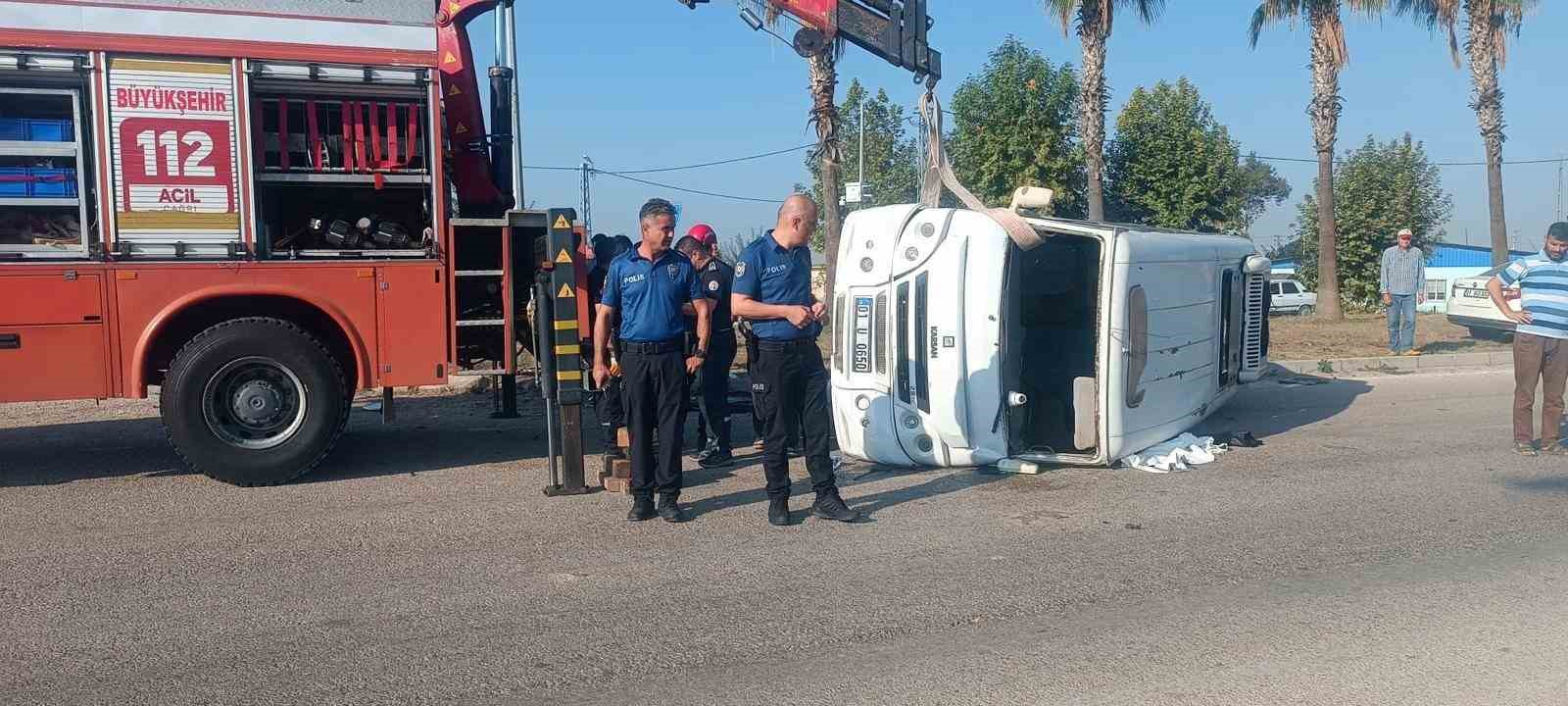 CEYHAN İLÇESİNDE MİNİBÜS İLE OTOMOBİLİN ÇARPIŞMASI SONUCU 1 KİŞİ YAŞAMINI YİTİRDİ, 3 KİŞİ YARALANDI.
