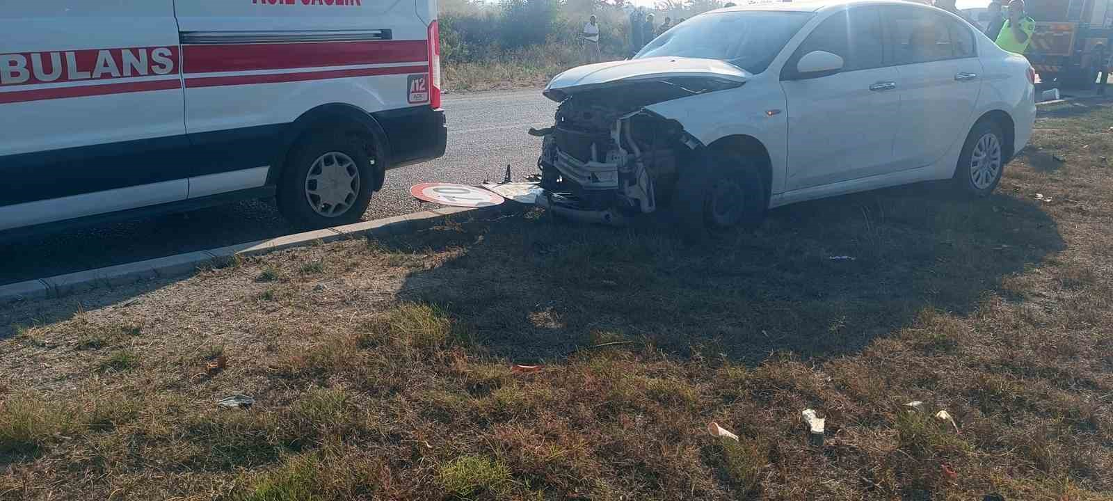 CEYHAN İLÇESİNDE MİNİBÜS İLE OTOMOBİLİN ÇARPIŞMASI SONUCU 1 KİŞİ YAŞAMINI YİTİRDİ, 3 KİŞİ YARALANDI.