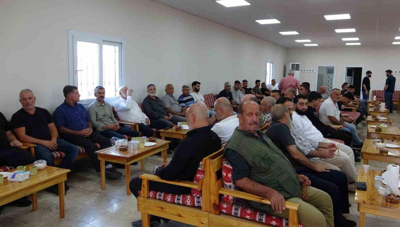 HALİT ALTUN'UN MERSİN'DE YAŞAYAN AİLESİ VE YAKINLARI, TOROSLAR İLÇESİ DEMİRTAŞ MAHALLESİ'NDEKİ TAZİYE EVİNDE BİR ARAYA GELEREK TAZİYELERİ KABUL ETTİ.