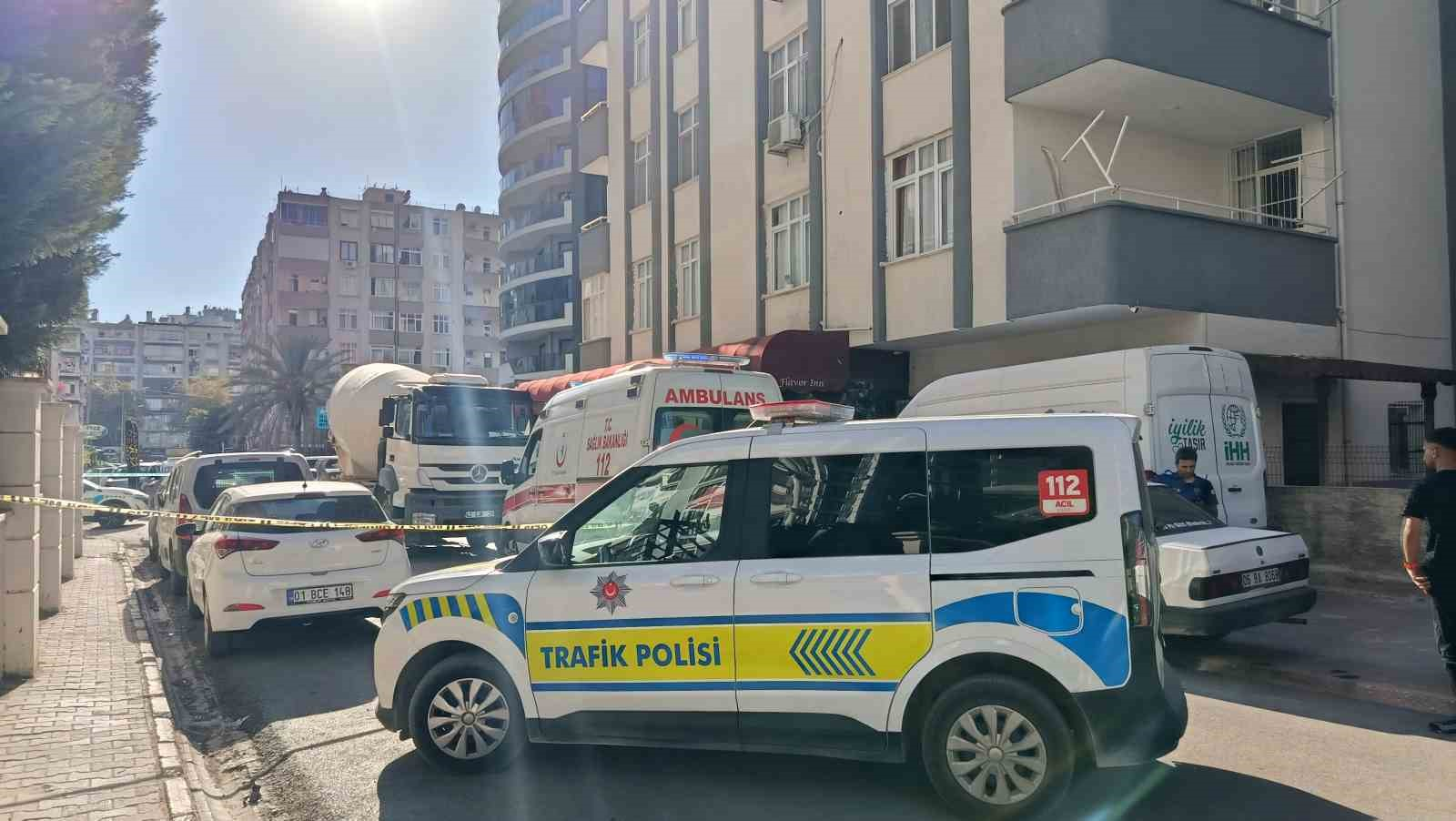 ADANA’DA MANEVRA YAPAN BETON MİKSERİNİN ALTINDA KALAN KİMLİĞİ HENÜZ BELİRLENEMEYEN KİŞİ, OLAY YERİNDE HAYATINI KAYBETTİ. KAZANIN ARDINDAN BETON MİKSERİNİN SÜRÜCÜSÜ GÖZALTINA ALINDI.