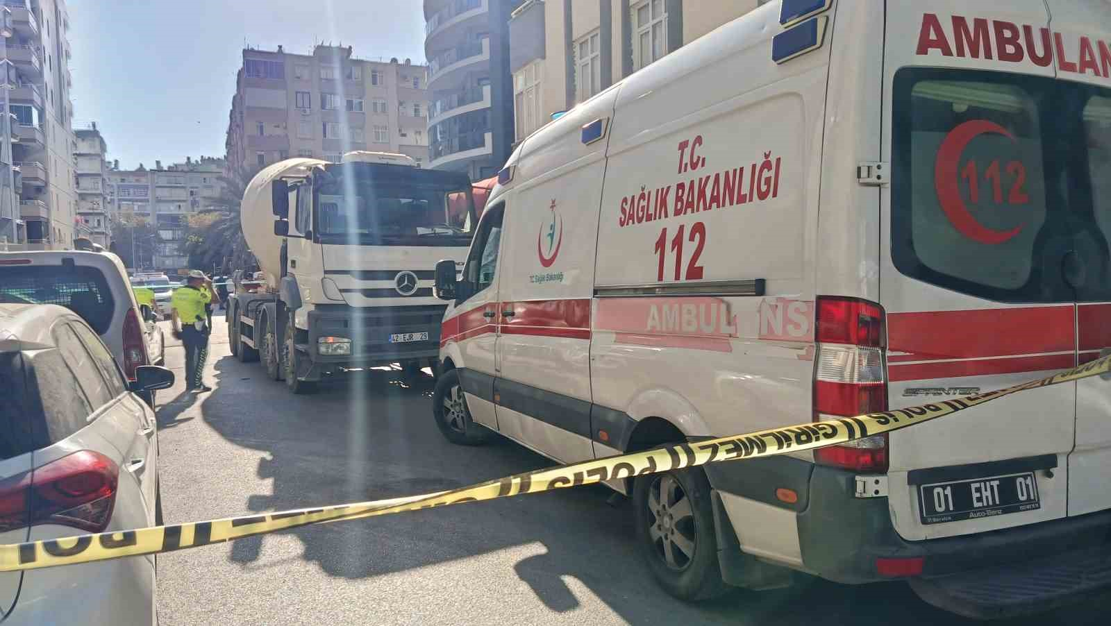 ADANA’DA MANEVRA YAPAN BETON MİKSERİNİN ALTINDA KALAN KİMLİĞİ HENÜZ BELİRLENEMEYEN KİŞİ, OLAY YERİNDE HAYATINI KAYBETTİ. KAZANIN ARDINDAN BETON MİKSERİNİN SÜRÜCÜSÜ GÖZALTINA ALINDI.