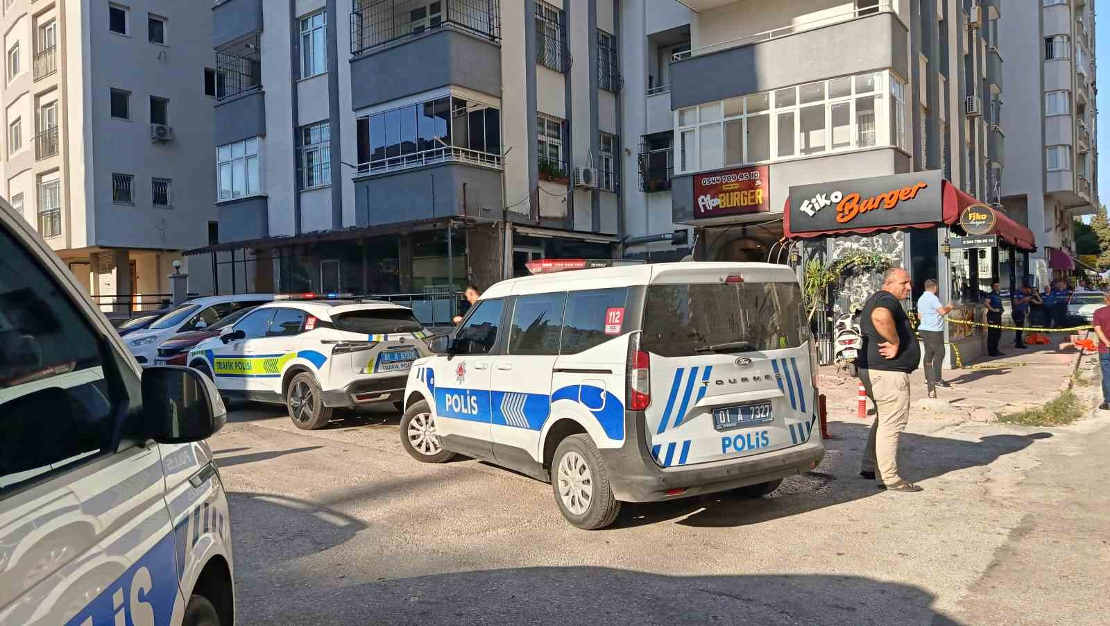 ADANA’DA MANEVRA YAPAN BETON MİKSERİNİN ALTINDA KALAN KİMLİĞİ HENÜZ BELİRLENEMEYEN KİŞİ, OLAY YERİNDE HAYATINI KAYBETTİ. KAZANIN ARDINDAN BETON MİKSERİNİN SÜRÜCÜSÜ GÖZALTINA ALINDI.