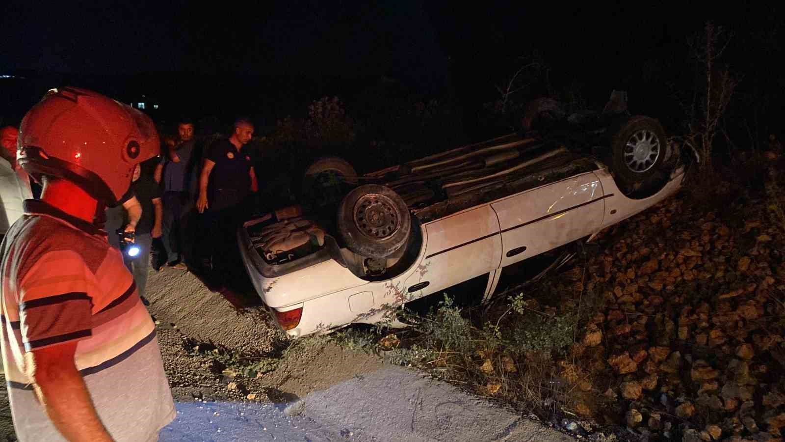 MERSİN’İN ERDEMLİ İLÇESİNDE KONTROLDEN ÇIKAN OTOMOBİL SAVRULARAK TERS DÖNDÜ, SÜRÜCÜ KAZAYI HAFİF ATLATTI.