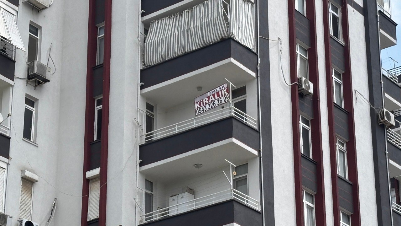OKULLARIN AÇILMASINA SAYILI GÜNLER KALA ÖZELLİKLE ÖĞRENCİLER VE AİLELER KİRALIK EV ARAYIŞINA GİRDİ. KAHRAMANMARAŞ MERKEZLİ DEPREMLERİN ETKİLEDİĞİ 11 İLDE İSE YETKİLİLER, HERHANGİ BİR KİRALIK EV SORUNU OLMADIĞINI BELİRTTİ.