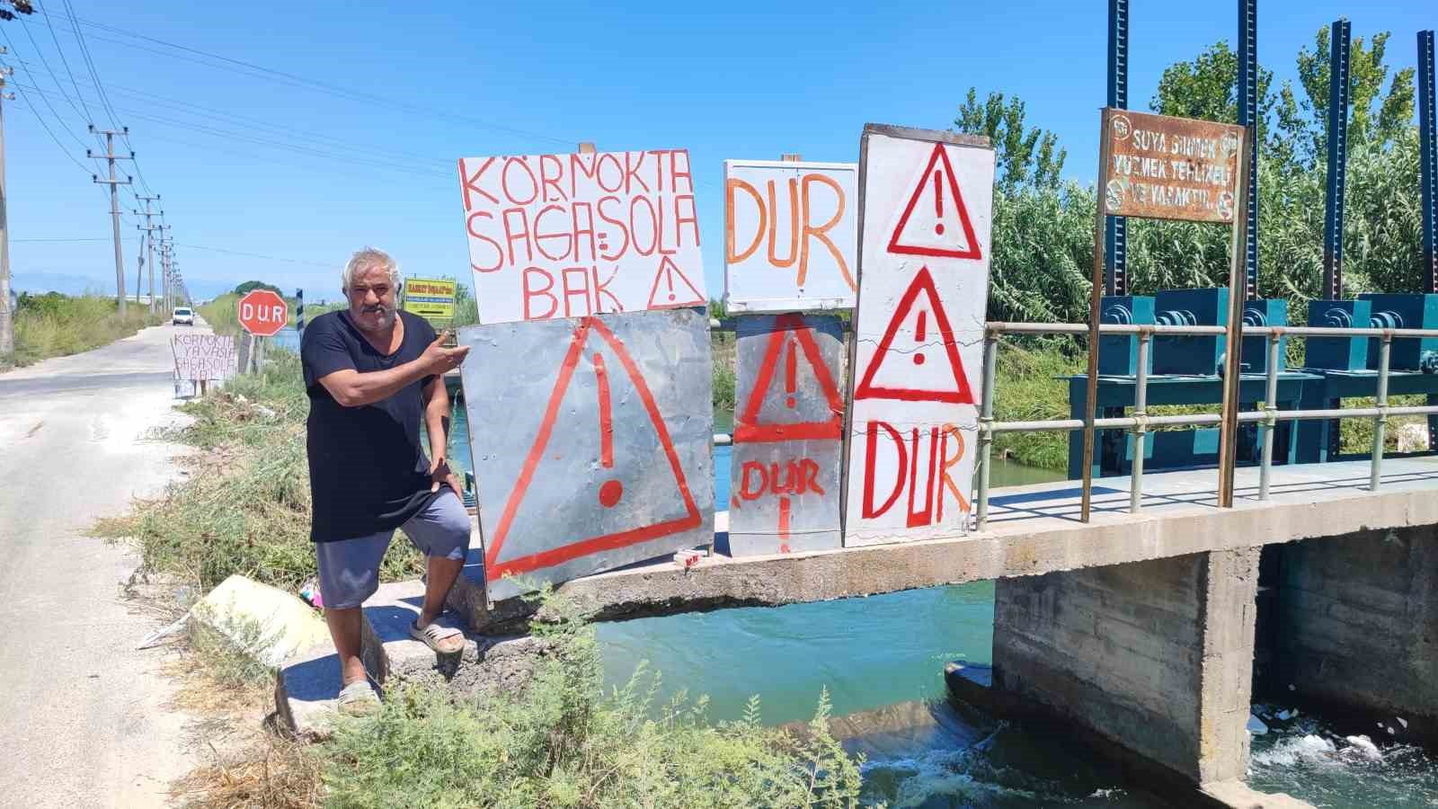 ADANA’DA SÜREKLİ KAZALARIN YAŞANDIĞI YOLDA VATANDAŞ KENDİ İMKANLARIYLA YAPTIĞI YÖN VE UYARI TABELALARIYLA SÜRÜCÜLERİ UYARMAYA BAŞLADI.