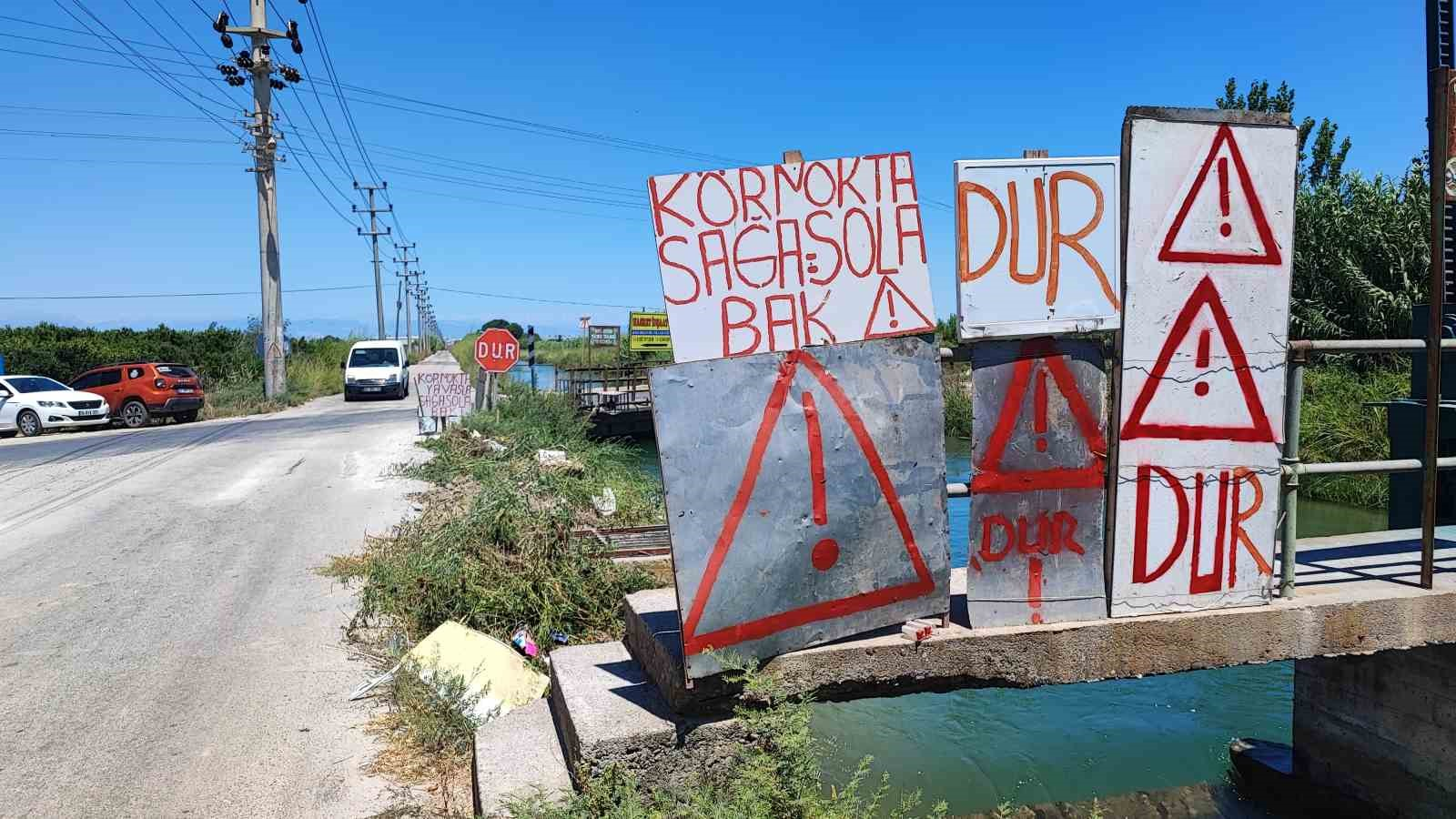 ADANA’DA SÜREKLİ KAZALARIN YAŞANDIĞI YOLDA VATANDAŞ KENDİ İMKANLARIYLA YAPTIĞI YÖN VE UYARI TABELALARIYLA SÜRÜCÜLERİ UYARMAYA BAŞLADI.