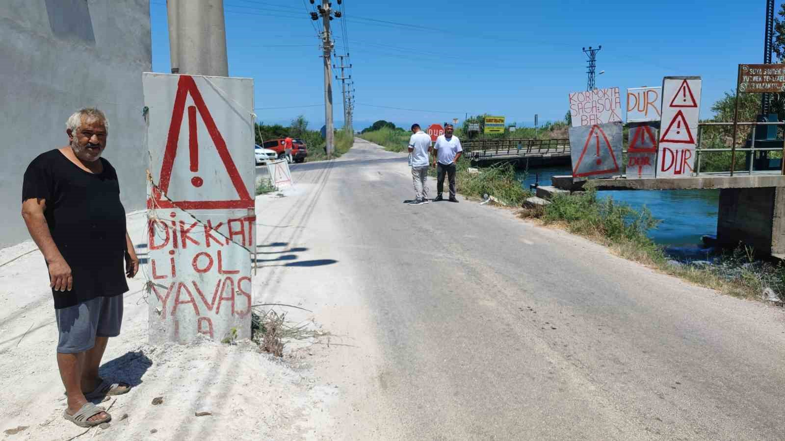 ADANA’DA SÜREKLİ KAZALARIN YAŞANDIĞI YOLDA VATANDAŞ KENDİ İMKANLARIYLA YAPTIĞI YÖN VE UYARI TABELALARIYLA SÜRÜCÜLERİ UYARMAYA BAŞLADI.