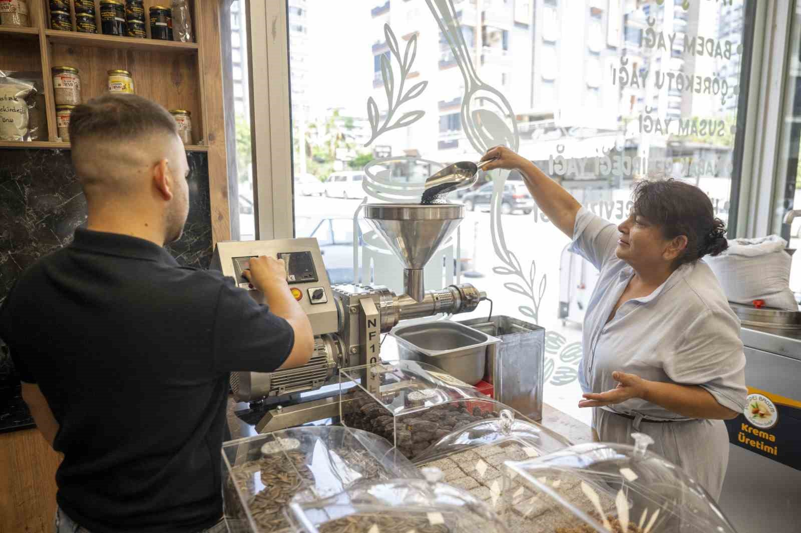 MERSİN BÜYÜKŞEHİR BELEDİYESİNİN ÜRETİCİ KADINLARA YÖNELİK DESTEKLERİNDEN YARARLANAN 60 YAŞINDAKİ MERYEM ÖNDER, YAKLAŞIK 7 YIL ÖNCE ÜRETİCİ KADIN STANTLARINDA BAŞLADIĞI SATIŞ YOLCULUĞUNU KENDİ İŞLETMESİNİ KURARAK SÜRDÜRDÜ.