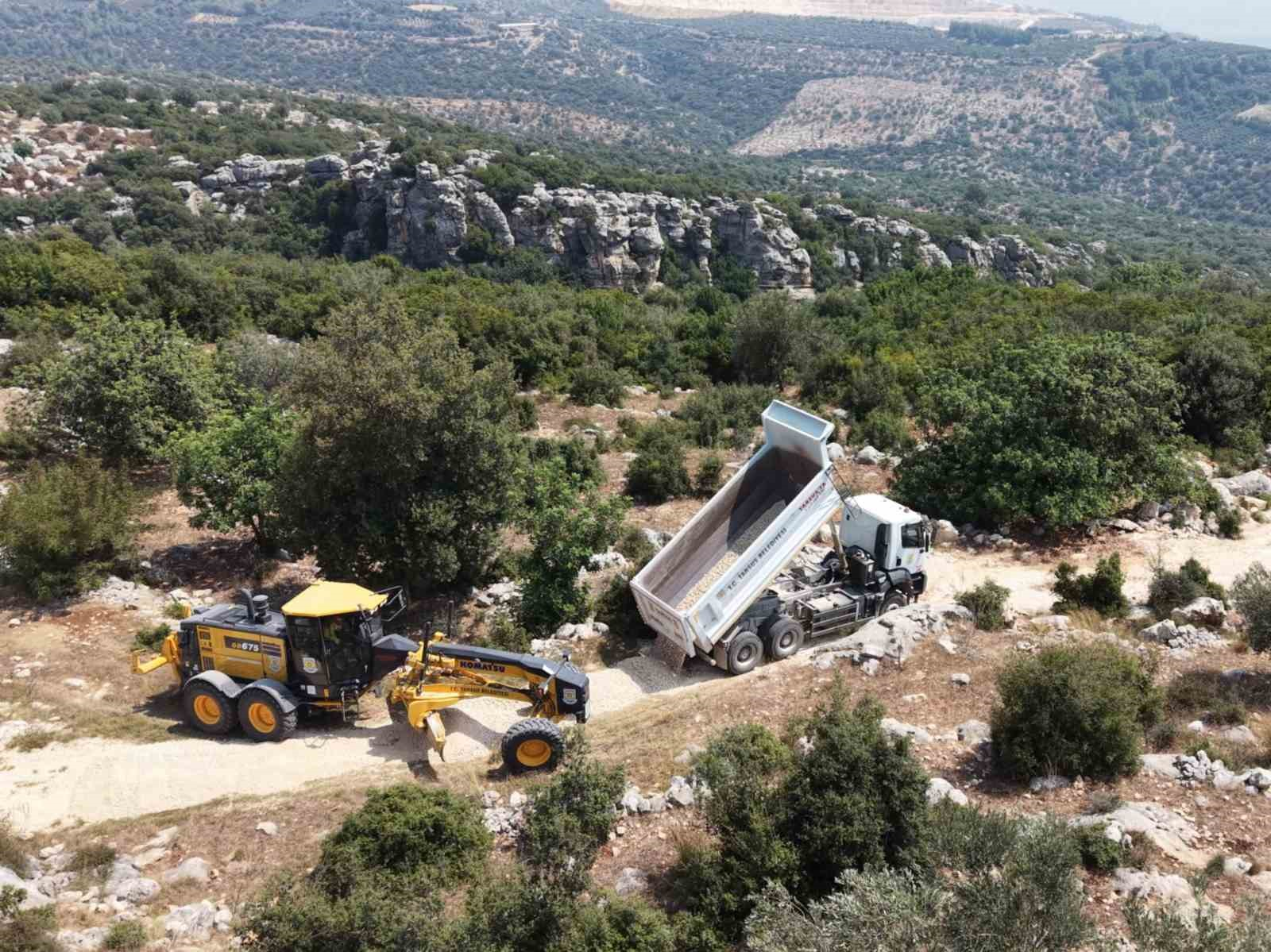 TARSUS BELEDİYESİ, KIRSAL MAHALLELERDE VATANDAŞLARIN ULAŞIMINI KOLAYLAŞTIRMAK AMACIYLA YOL BAKIM, REGLAJ VE TESVİYE ÇALIŞMALARINI SÜRDÜRÜYOR.