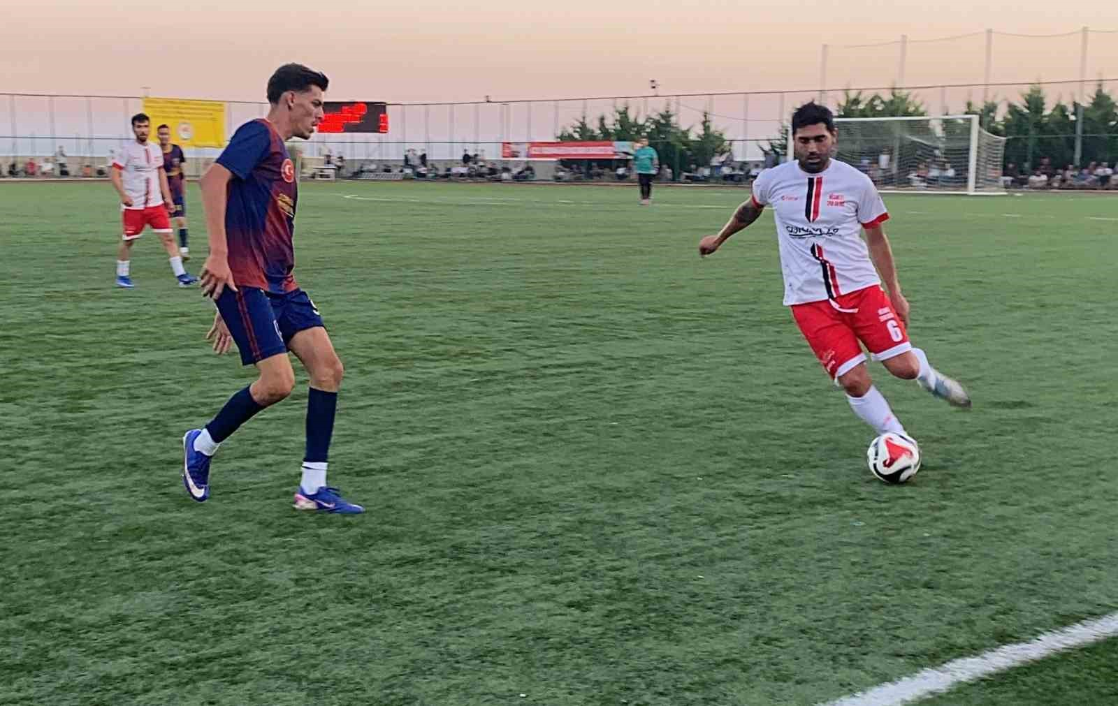 MERSİN'İN ERDEMLİ İLÇESİNDE MAHALLELER ARASI DÜZENLENEN FUTBOL TURNUVASI FİNALİNİ BİNLERCE TARAFTAR İZLEDİ.