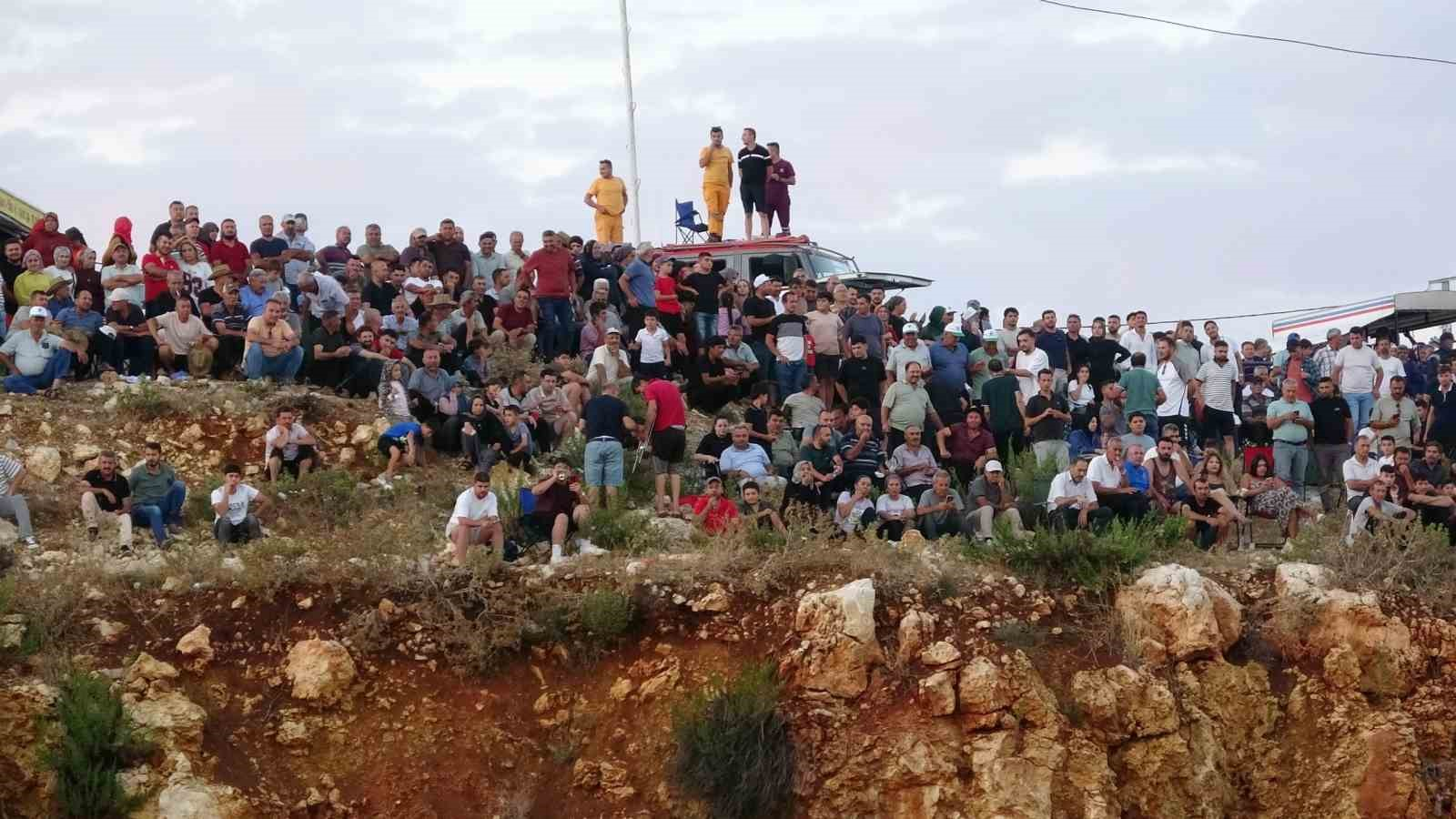 MERSİN'İN ERDEMLİ İLÇESİNDE MAHALLELER ARASI DÜZENLENEN FUTBOL TURNUVASI FİNALİNİ BİNLERCE TARAFTAR İZLEDİ.