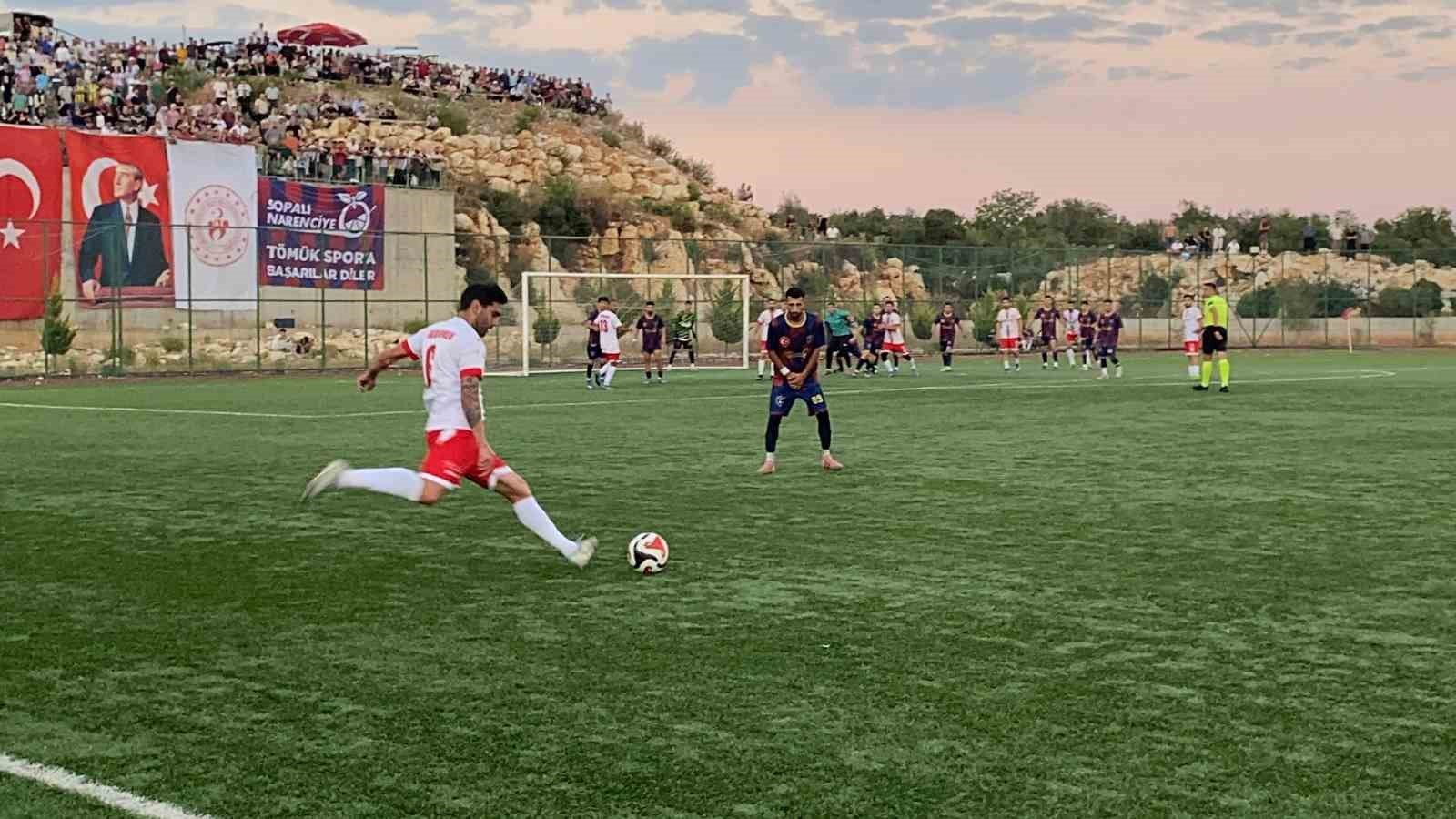 MERSİN'İN ERDEMLİ İLÇESİNDE MAHALLELER ARASI DÜZENLENEN FUTBOL TURNUVASI FİNALİNİ BİNLERCE TARAFTAR İZLEDİ.
