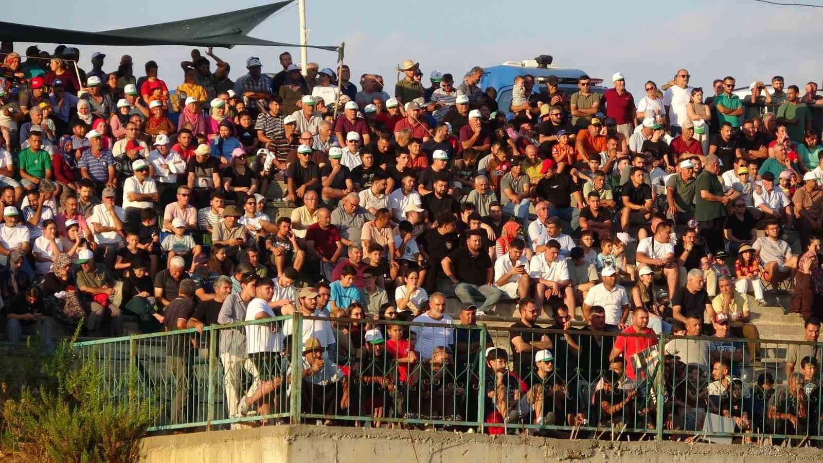 MERSİN'İN ERDEMLİ İLÇESİNDE MAHALLELER ARASI DÜZENLENEN FUTBOL TURNUVASI FİNALİNİ BİNLERCE TARAFTAR İZLEDİ.