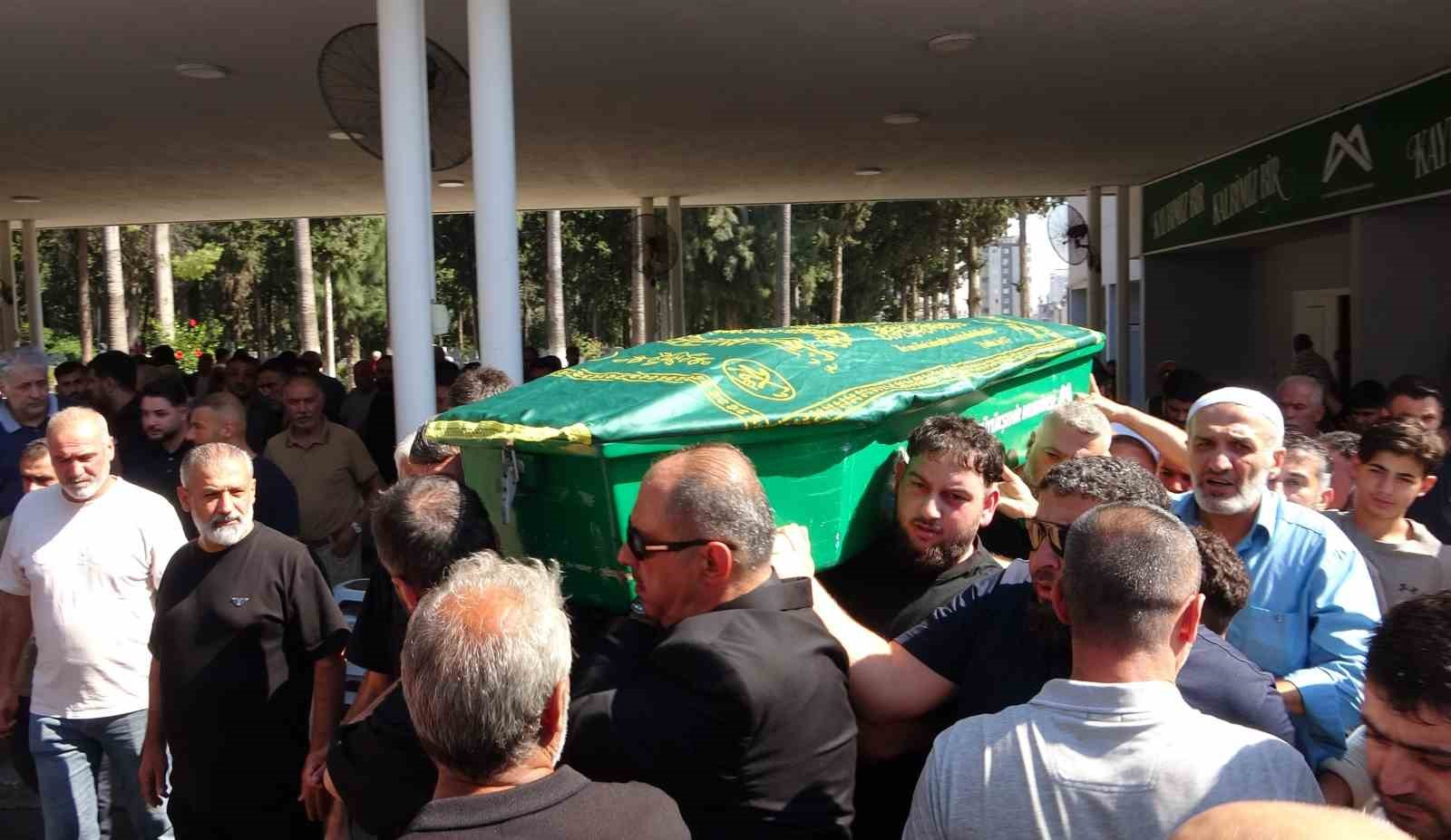 BELÇİKA'DA ÇOCUKLARIYLA GİTTİĞİ PARKTA ÇIKAN OLAYDA POLİS TARAFINDAN VURULARAK HAYATINI KAYBETTİĞİ ÖNE SÜRÜLEN 4 ÇOCUK BABASI HALİT ALTUN (42), MEMLEKETİ MERSİN'DE SON YOLCULUĞUNA UĞURLANDI.