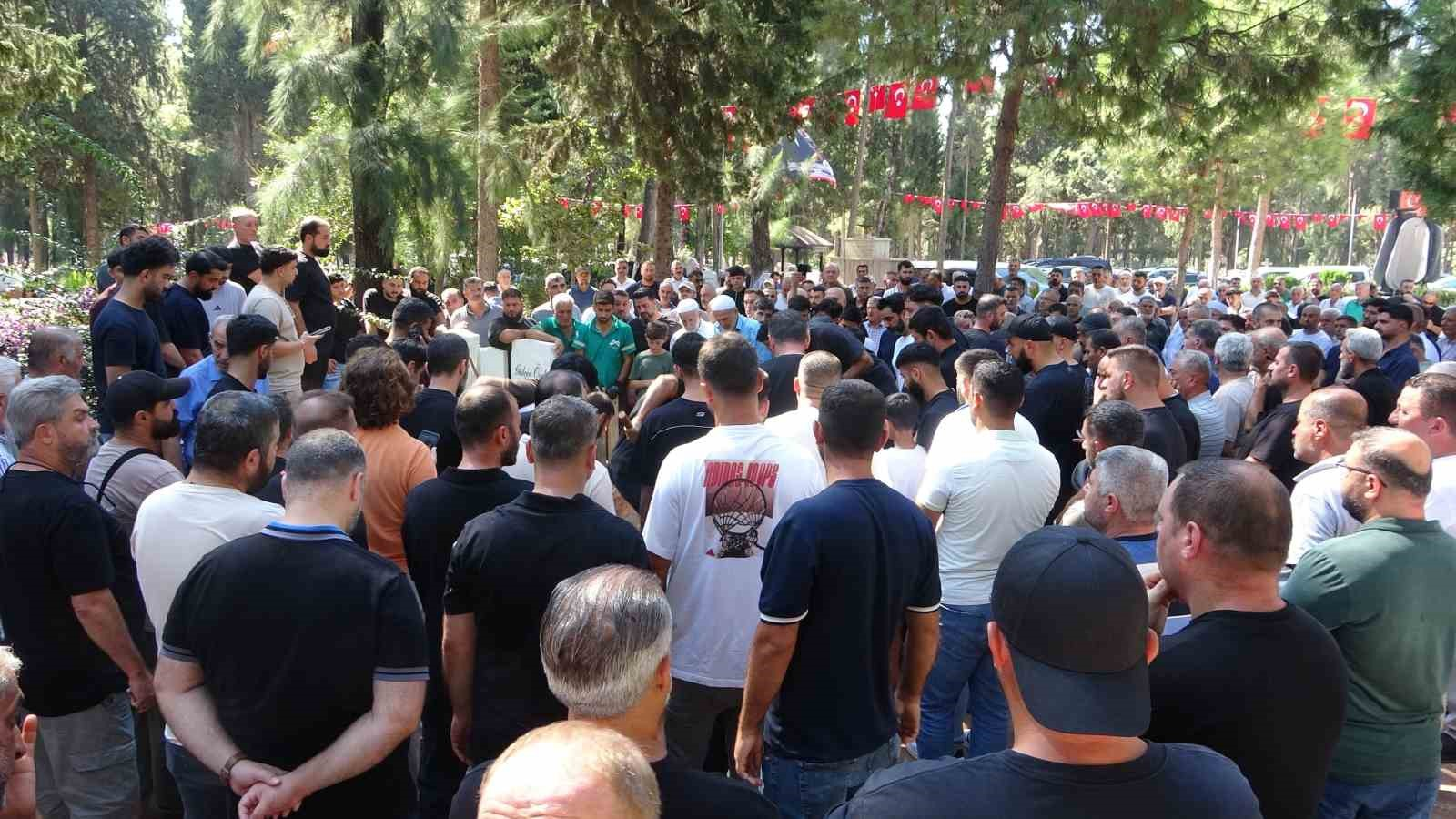BELÇİKA'DA ÇOCUKLARIYLA GİTTİĞİ PARKTA ÇIKAN OLAYDA POLİS TARAFINDAN VURULARAK HAYATINI KAYBETTİĞİ ÖNE SÜRÜLEN 4 ÇOCUK BABASI HALİT ALTUN (42), MEMLEKETİ MERSİN'DE SON YOLCULUĞUNA UĞURLANDI.