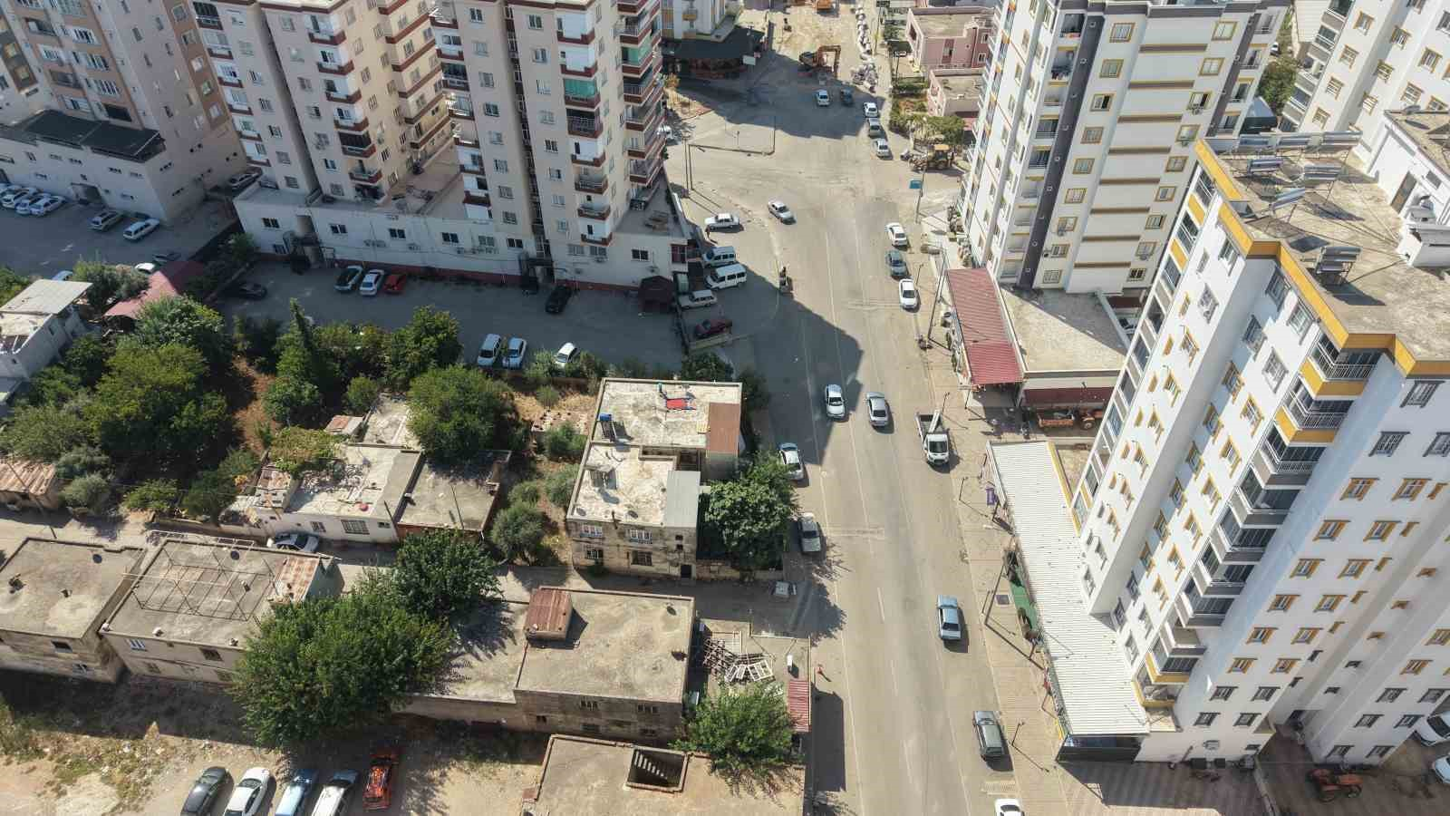 ADANA’NIN KOZAN İLÇESİNDE SALÇA SEZONUNUN BAŞLAMASIYLA BİRLİKTE APARTMANLARIN DAMLARI KIRMIZIYA BÜRÜNDÜ.