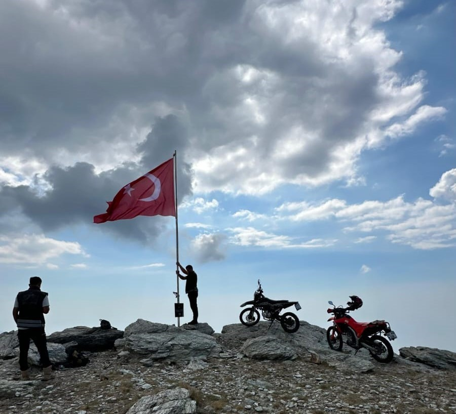 OSMANİYE'DE MOTOSİKLET TUTKUNLARI, HER YIL OLDUĞU GİBİ BU YIL DA AMANOS DAĞLARI'NDAKİ ZORKUN YAYLASI'NIN 2 BİN 200 RAKIMLI KELDAZ MEVKİSİNE ENDURO MOTOSİKLETLERİYLE TIRMANARAK ZİRVEDEKİ TÜRK BAYRAĞINI YENİSİYLE DEĞİŞTİRDİ.